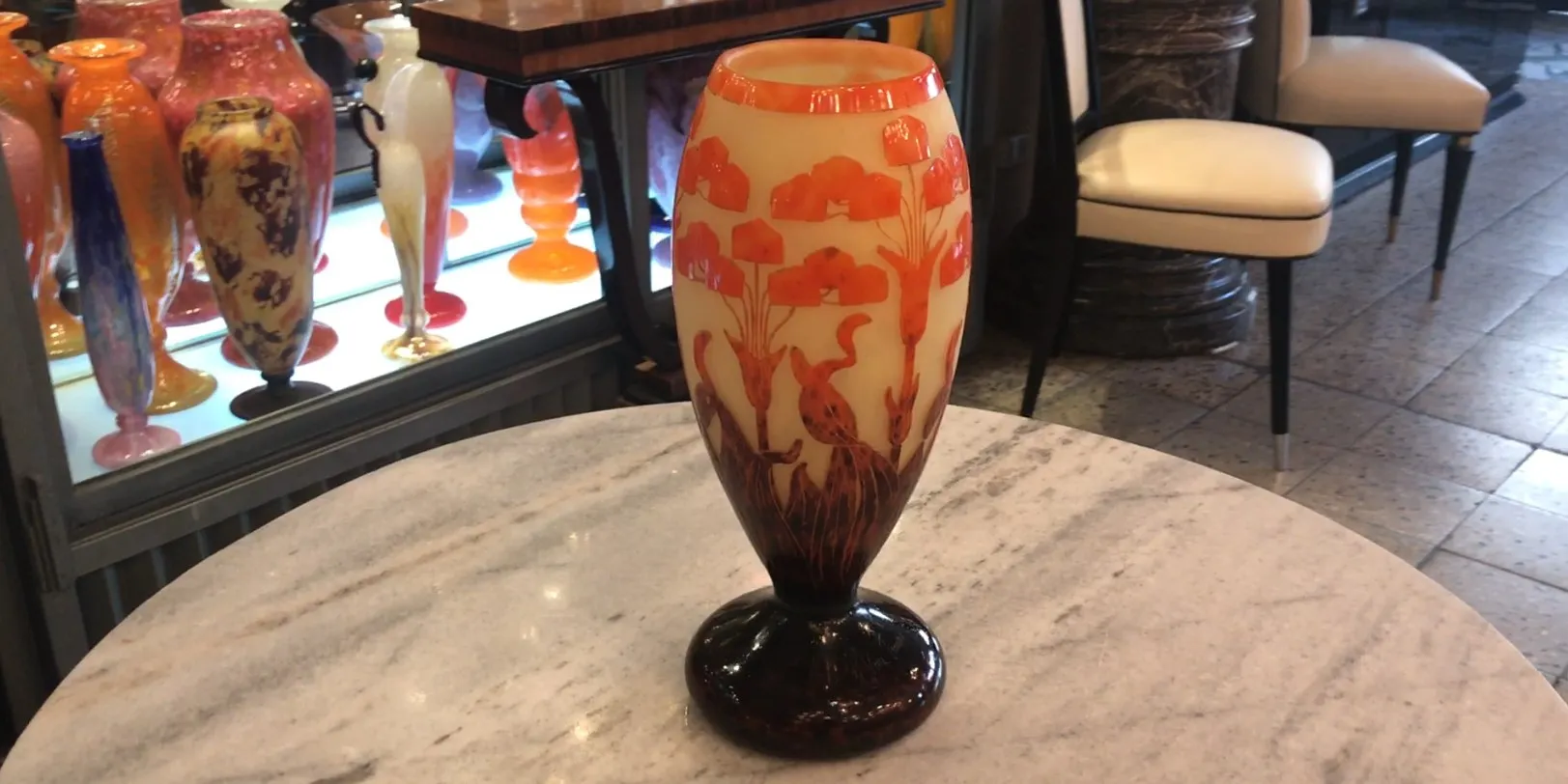 Vase ancien en verre signé Le Verre, décoré de fleurs. Fond coloré.