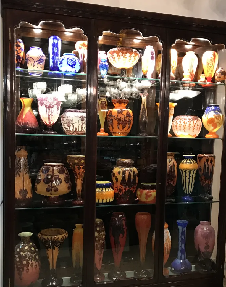 verre ancien avec signature, coloré, design complexe