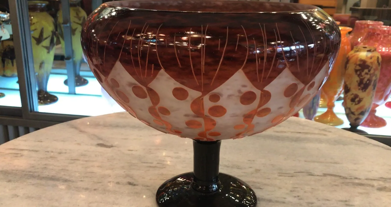 Antikes signiertes Glas Le Verre mit buntem Design und Fuß