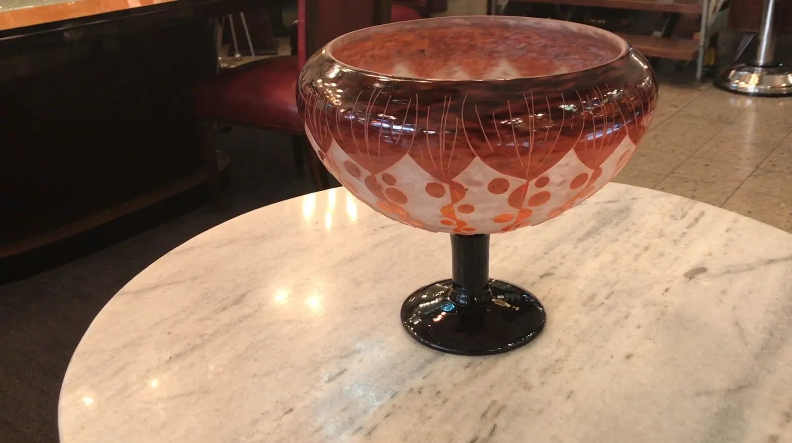 زجاج موقّع Le Verre بتصميم زخرفي على خلفية فاتحة