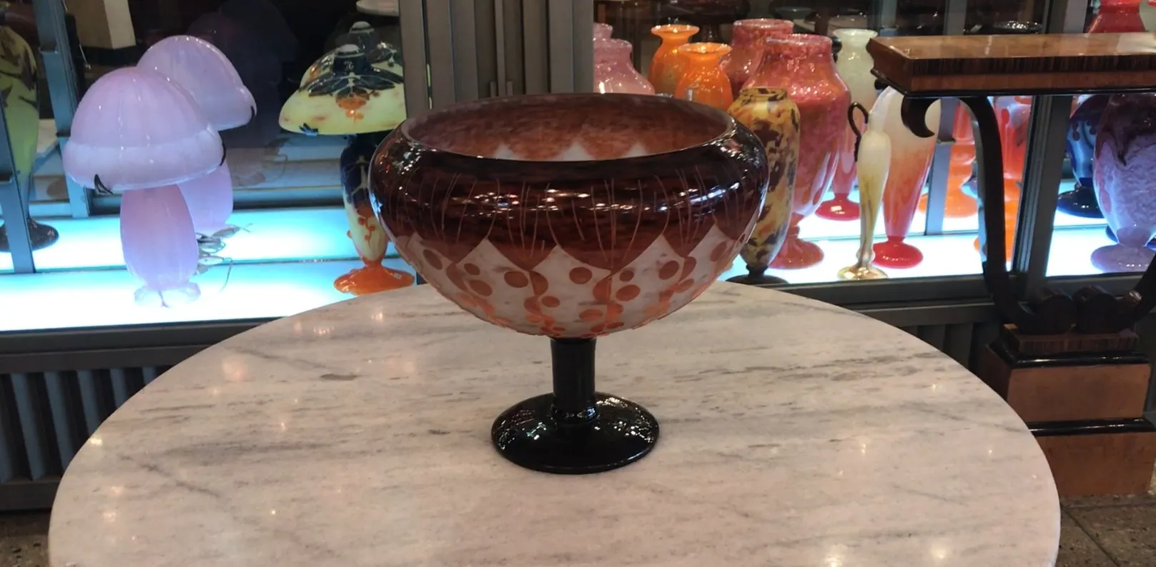 زجاج موقّع Le Verre مع عناصر زخرفية أخرى في العرض.