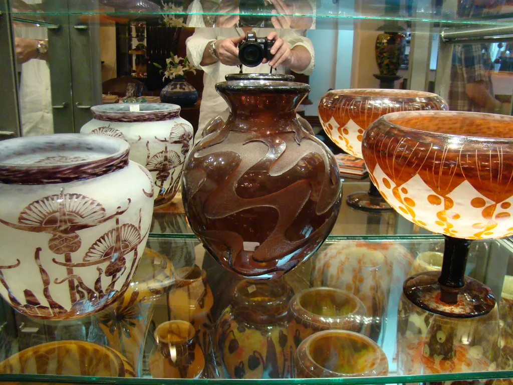 verre ancien avec motifs élégants exposé dans une vitrine