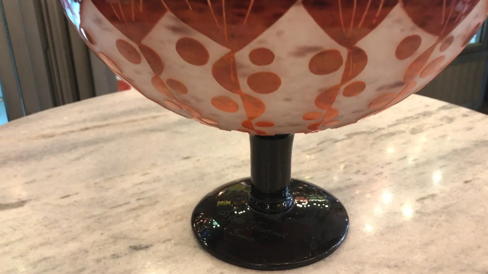 Signiertes Glas mit orangefarbenem Design, schwarzem Sockel, Antike.