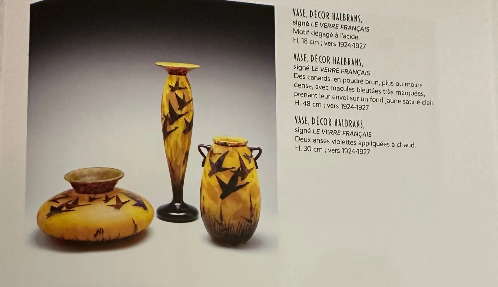 Verre signé de Le Verre avec décor d'oiseaux dans un cadre antique.