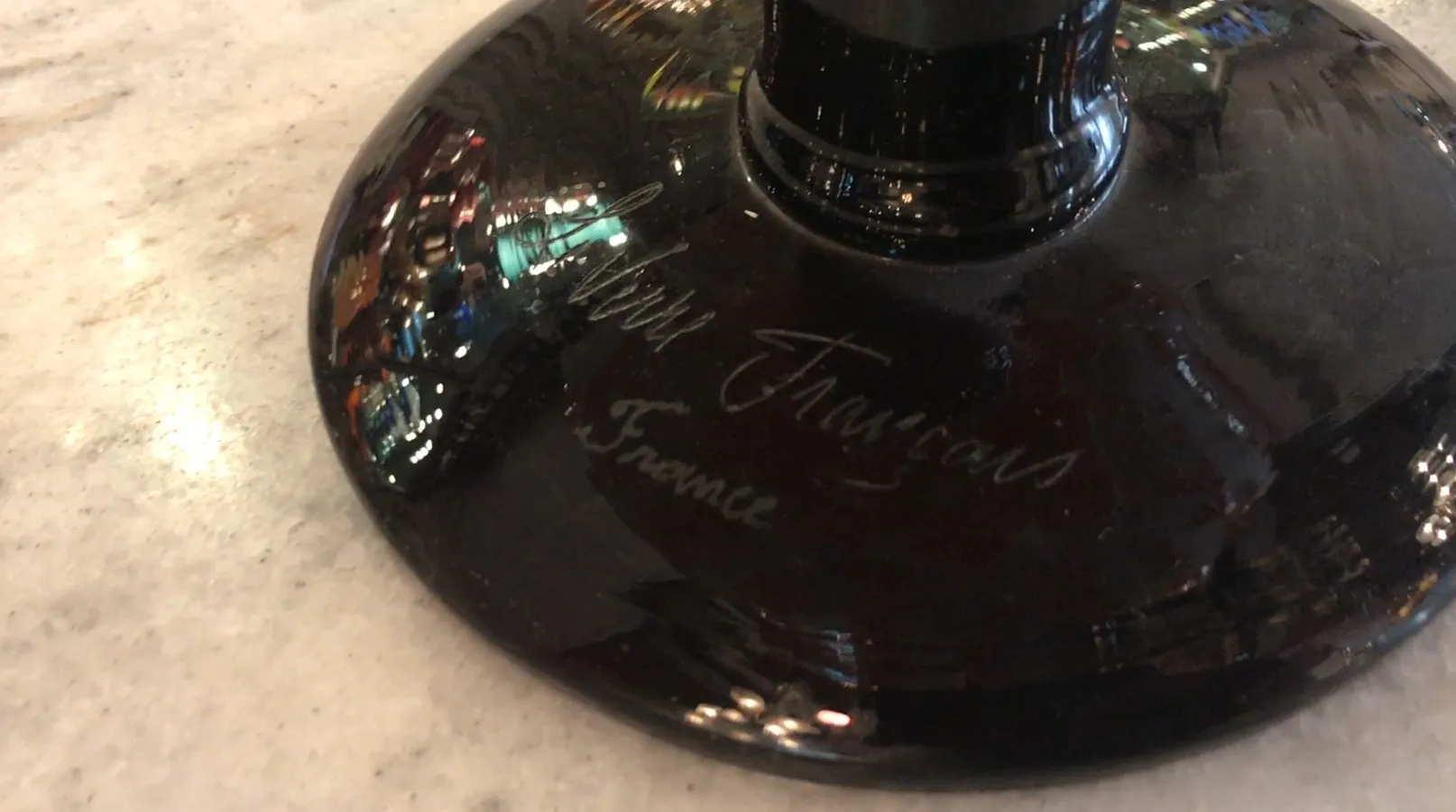 Vidro assinado antigo Le Verre com assinatura visível, fundo brilhante.