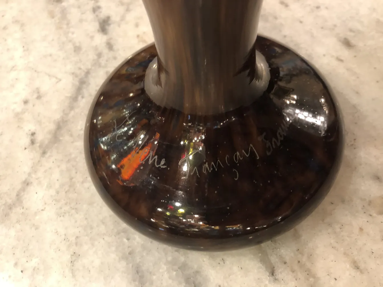 antik signiertes Glas mit künstlerischen Details und satten Farben