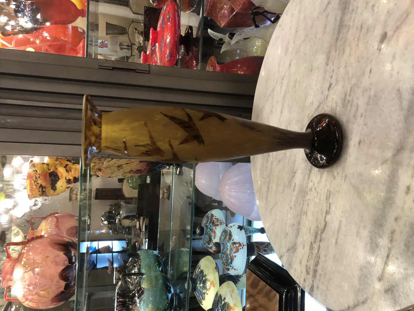 Antikes signiertes Glas mit dekorativen gelben Details.