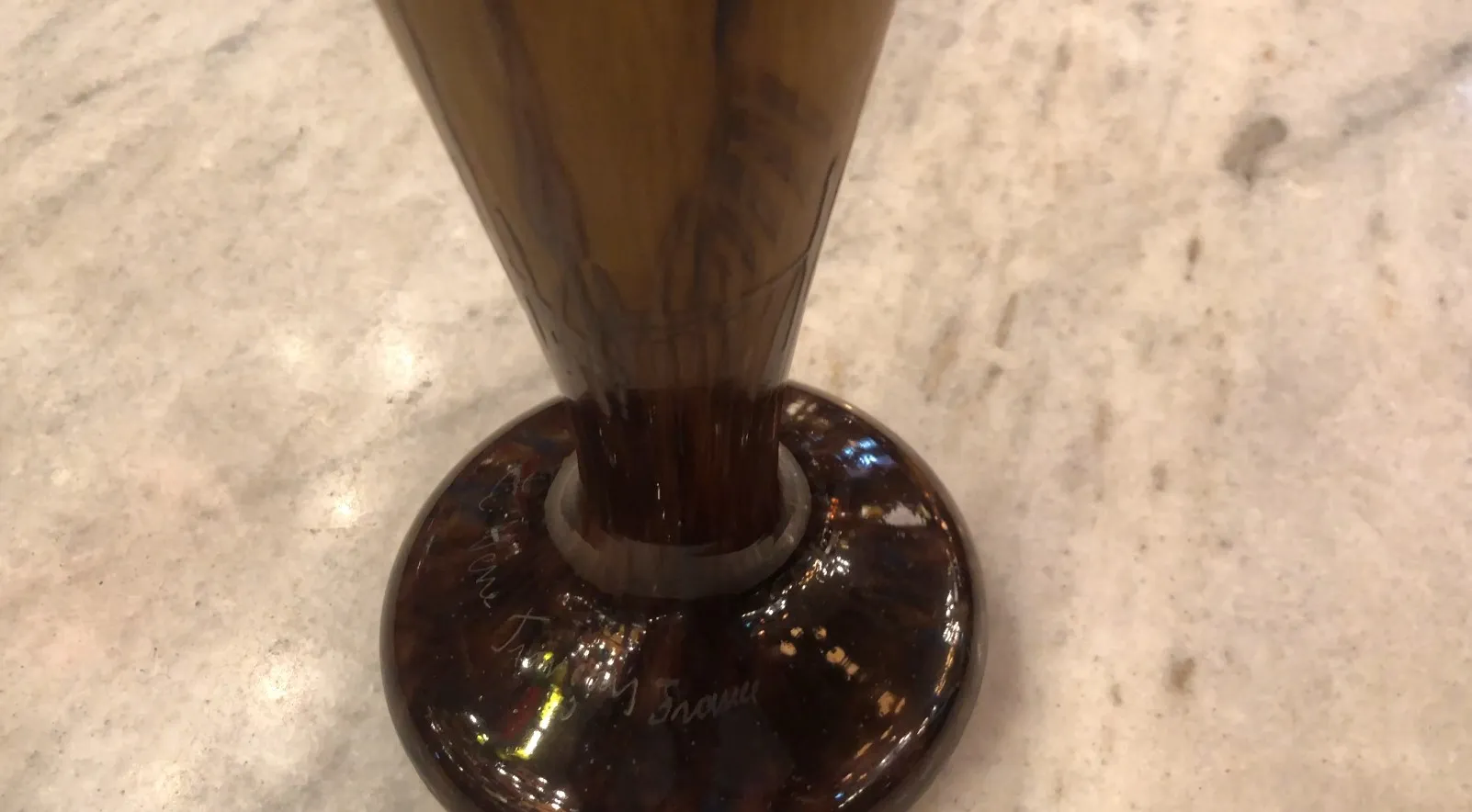 Verre décoratif avec signature, style ancien et base élégante.