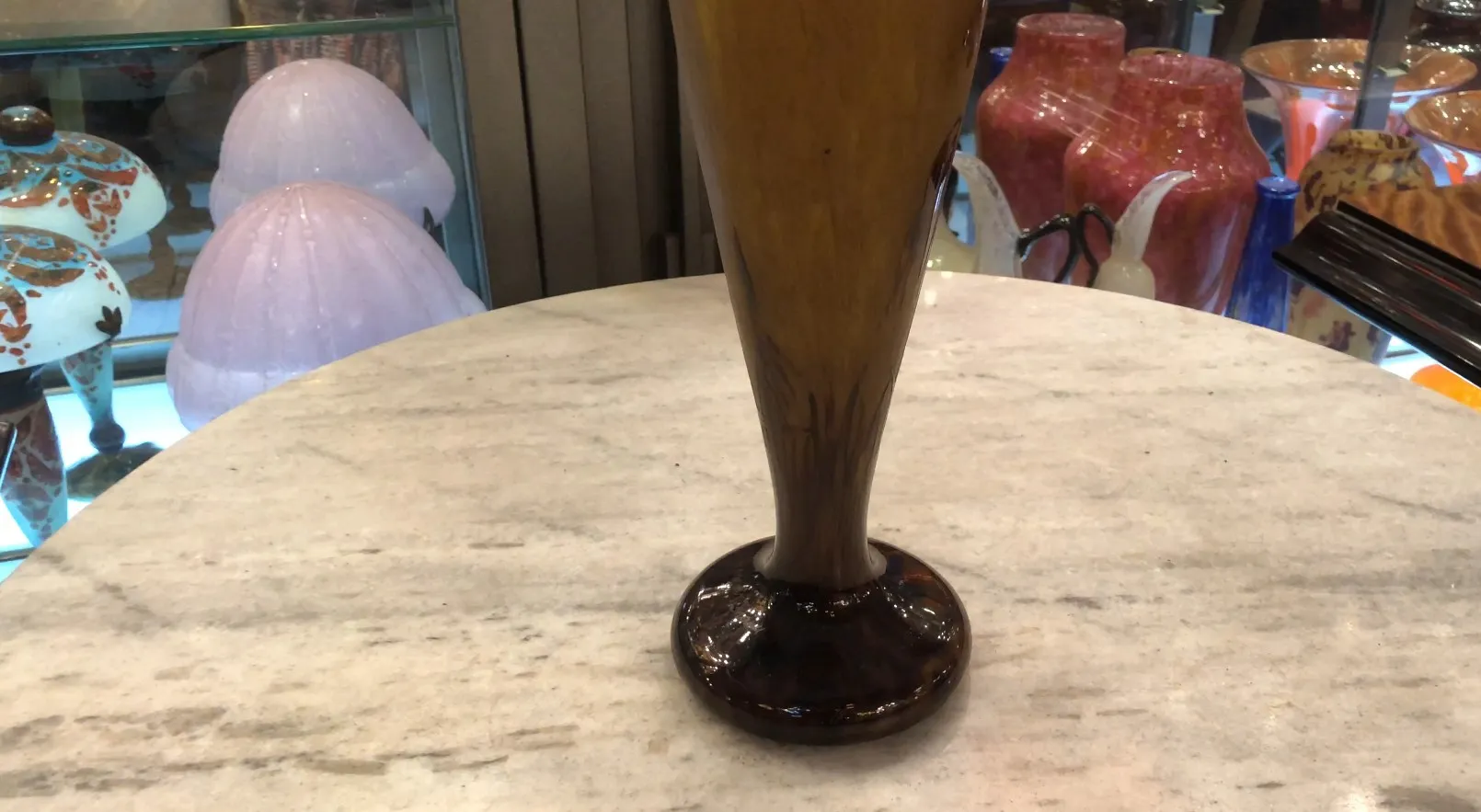 زجاج موقّع Le Verre على قاعدة بنية مع زخرفة