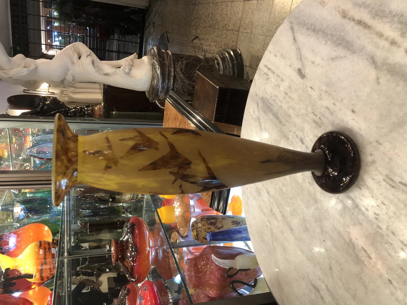 مزهرية زجاجية موقعة Le Verre بتصاميم فنية.