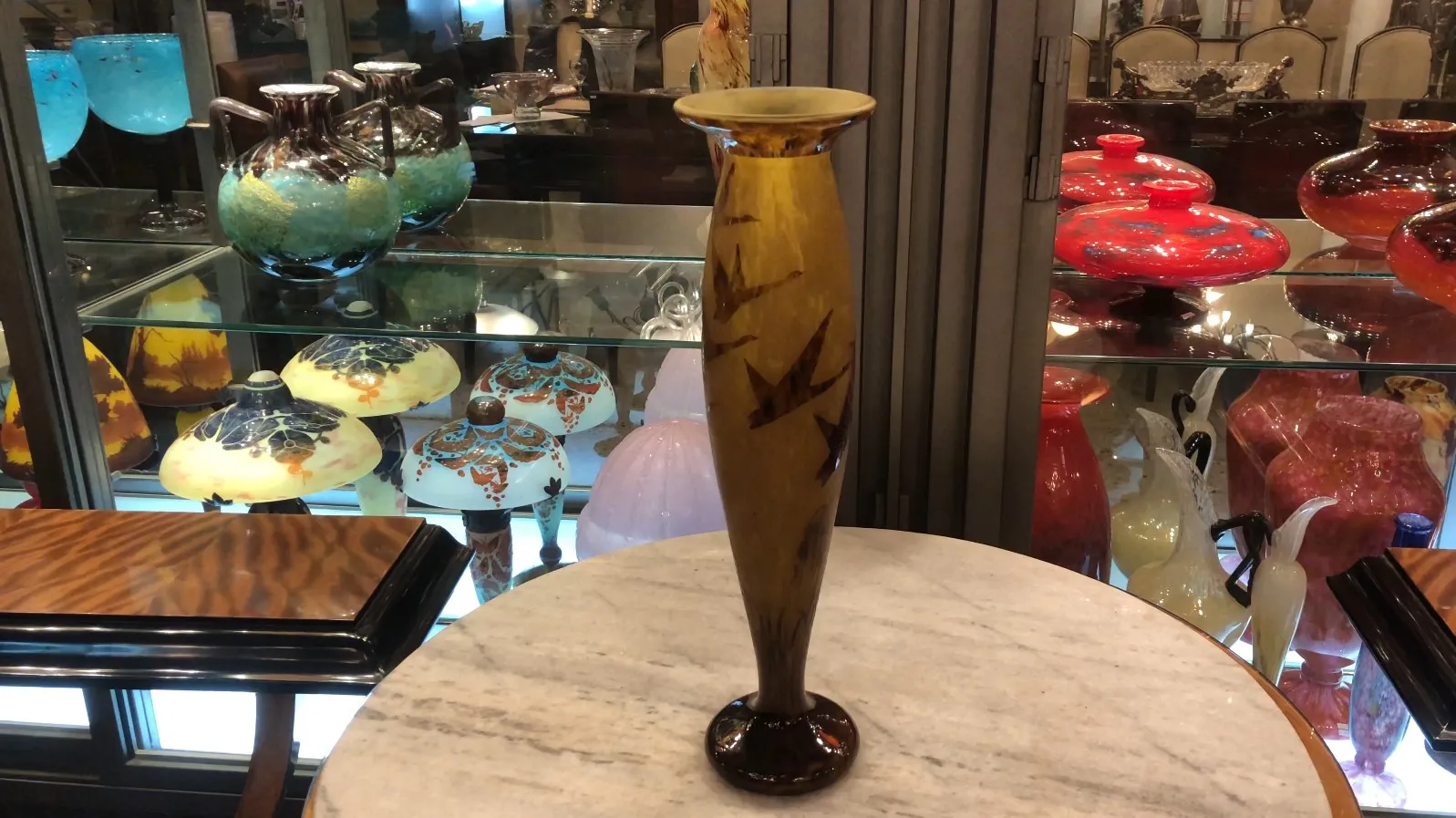vase en verre signé avec des détails sombres et jaunes