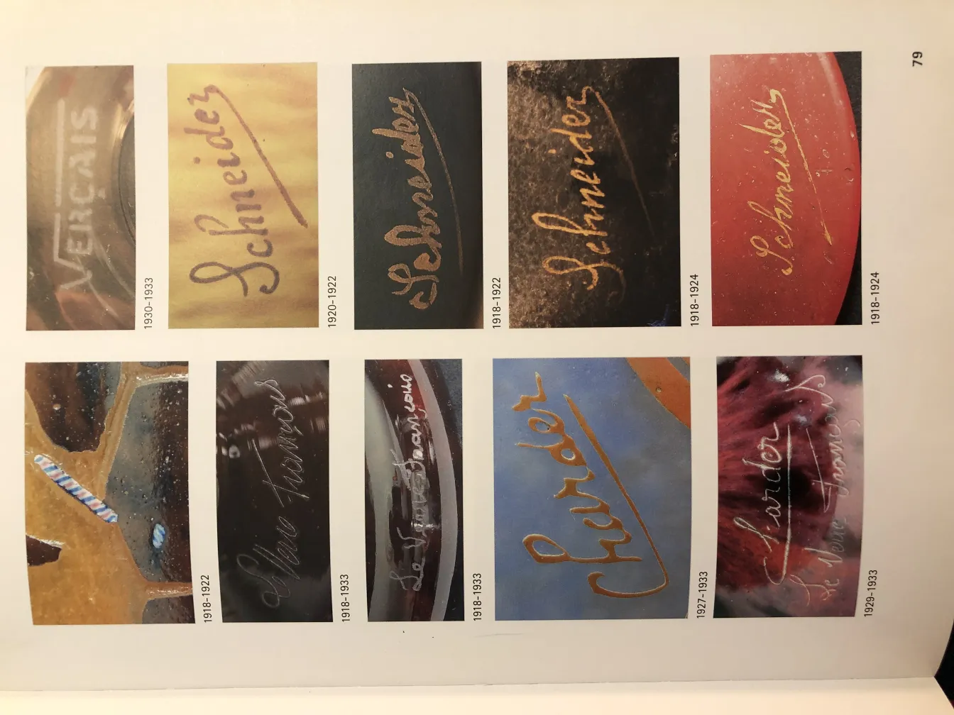 Vidrio antiguo firmado de Le Verre con detalles elegantes en un fondo distintivo.