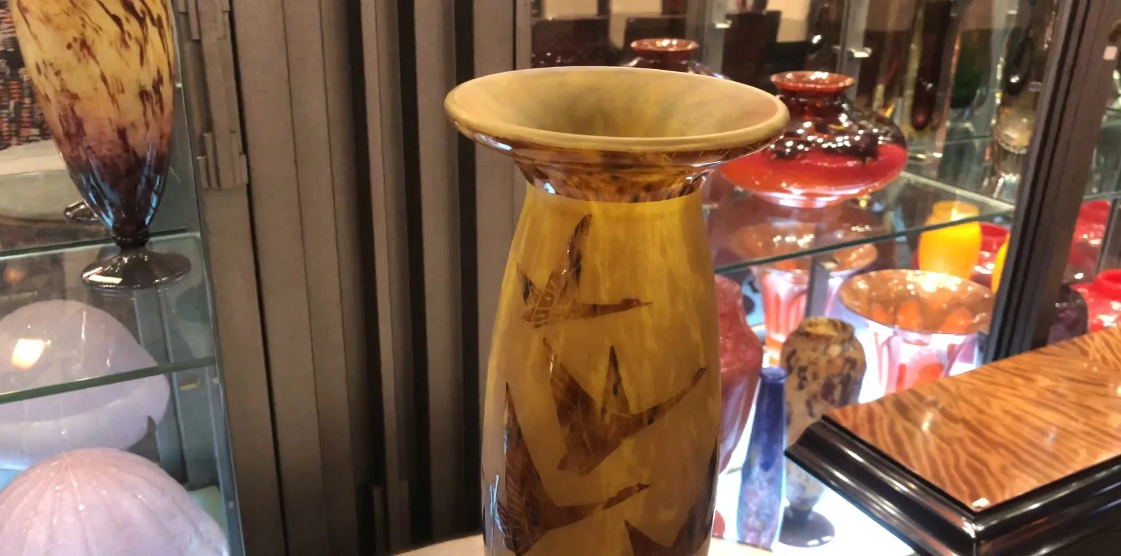 vase aus signiertem Glas le verre mit dekorativem Design, farbiger Hintergrund