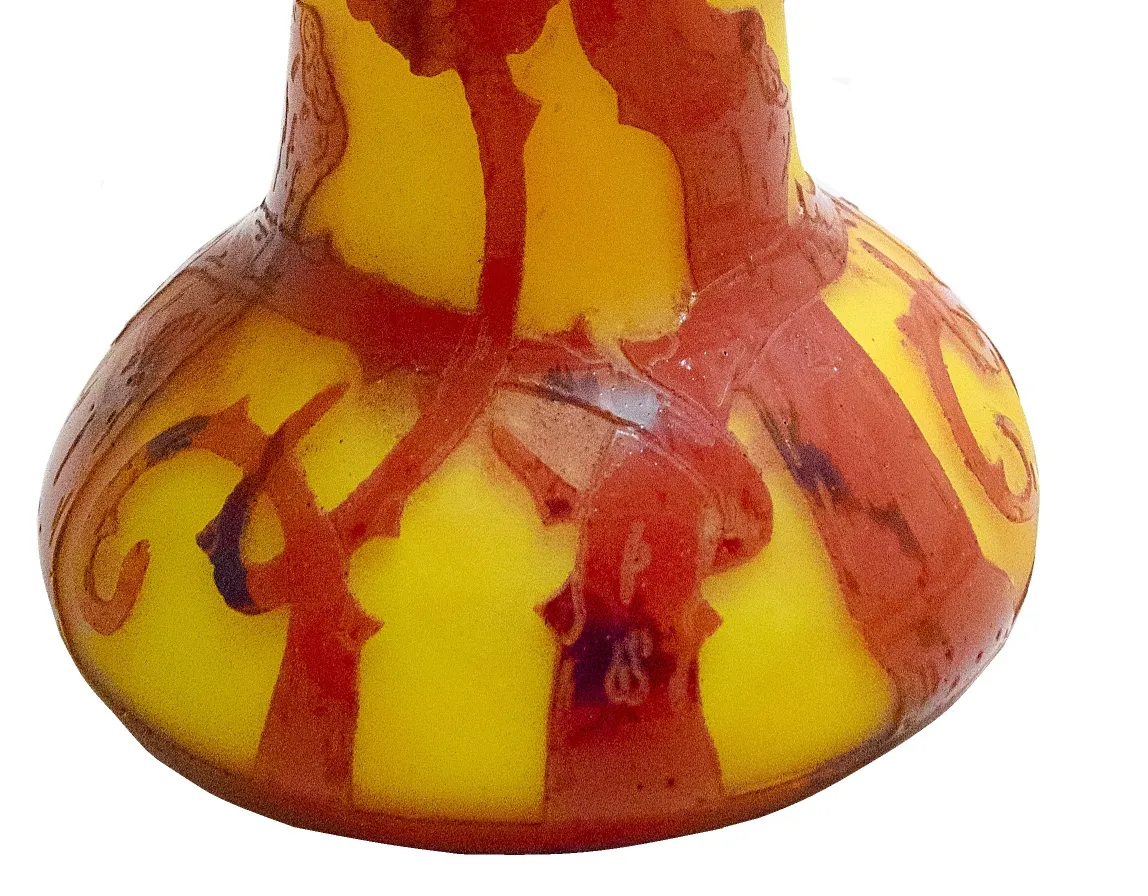 Vidro antigo assinado com detalhes decorativos em amarelo e vermelho.