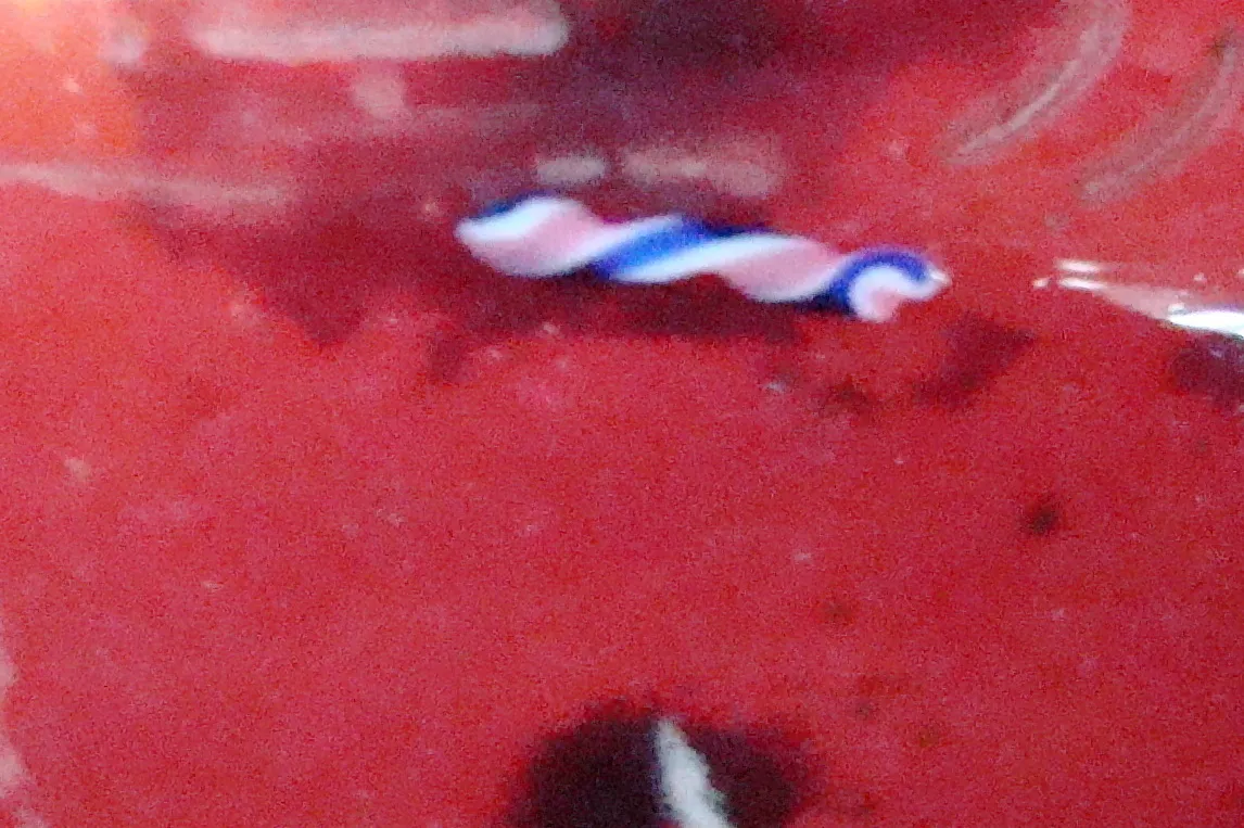 Vidrio firmado Le Verre con colores vivos y patrón en espiral.