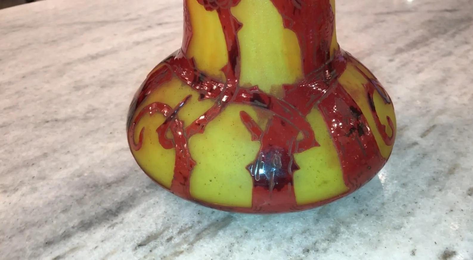 vidro antigo assinado le verre com cores brilhantes