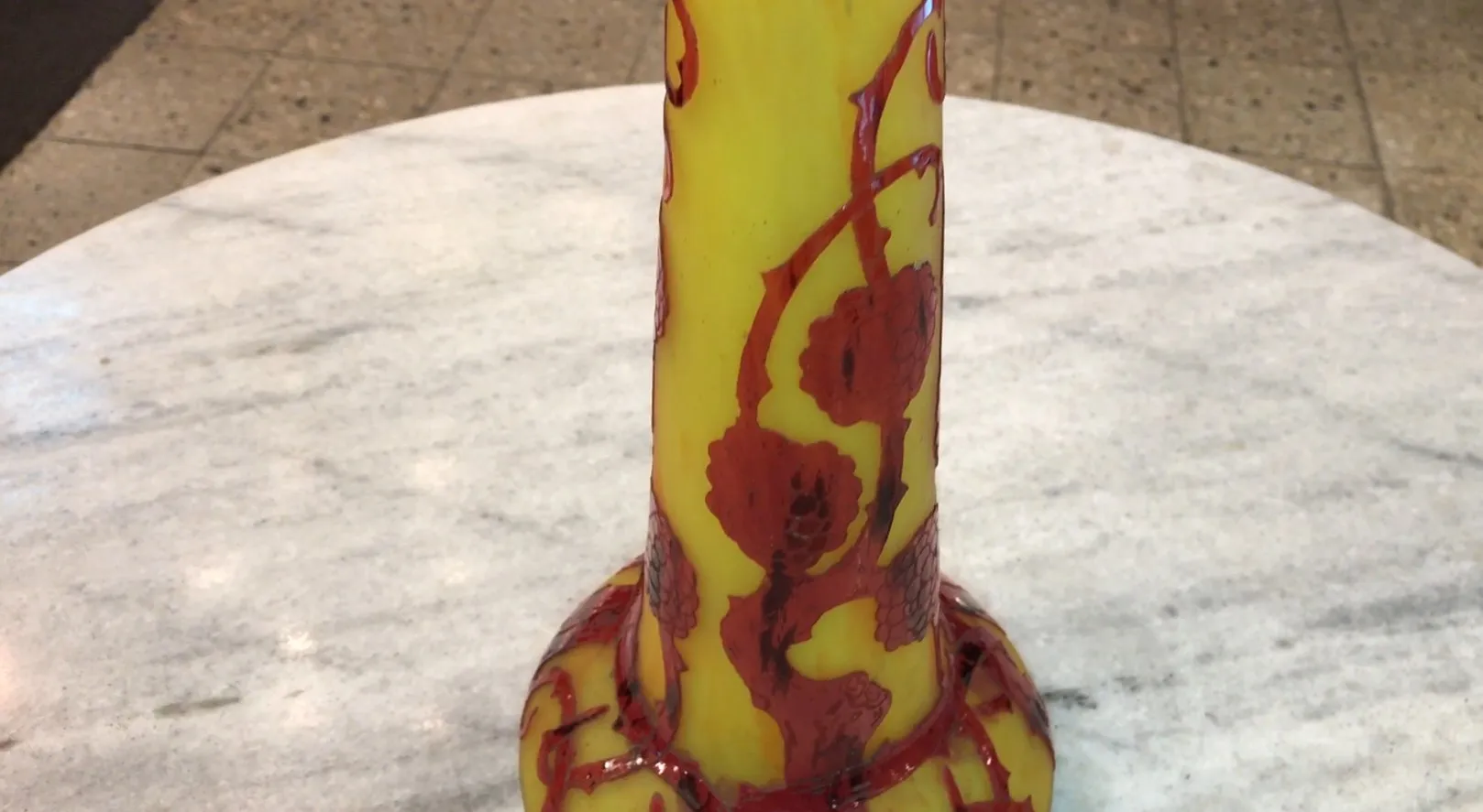 Vaso amarelo com decorações vermelhas, antigo vidro assinado Le Verre.