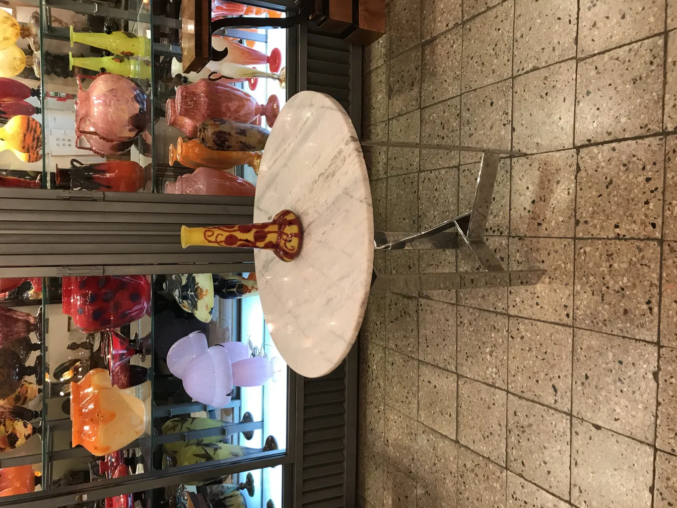 带签名的古董玻璃容器，背景色彩斑斓。