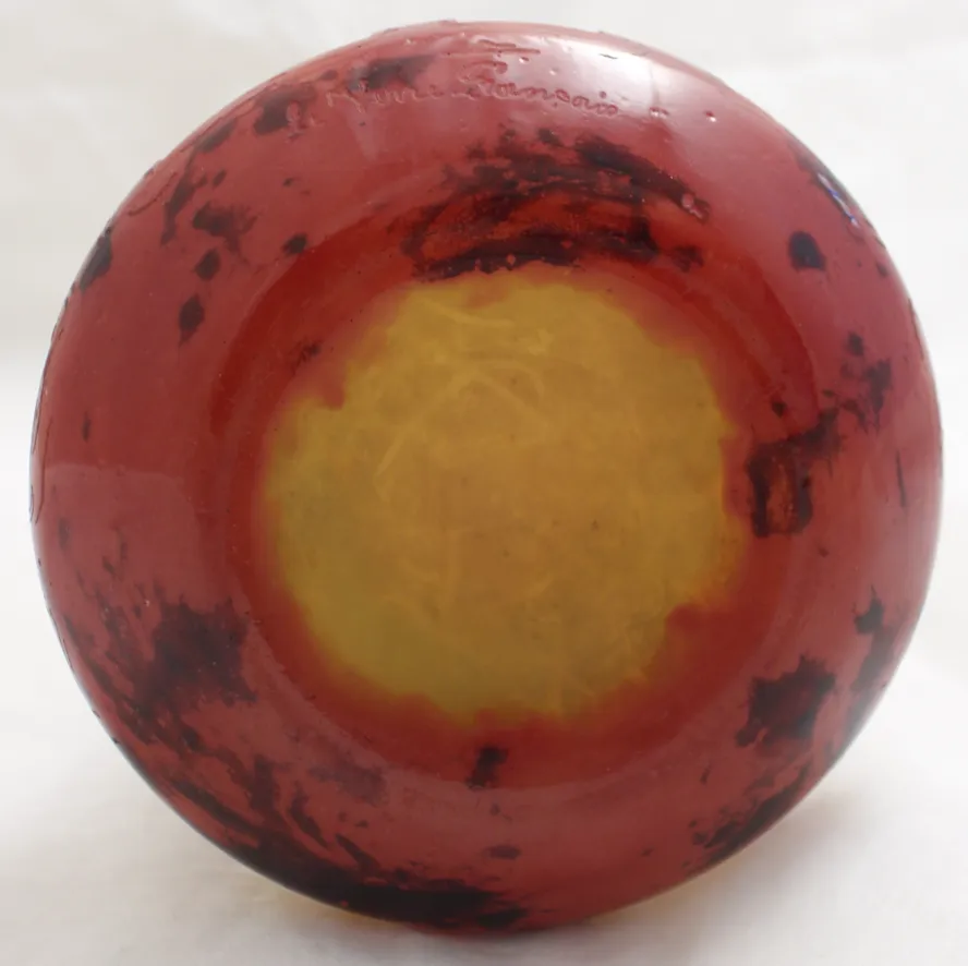 Verre signé, fond rouge avec des détails jaunes, antiquité.