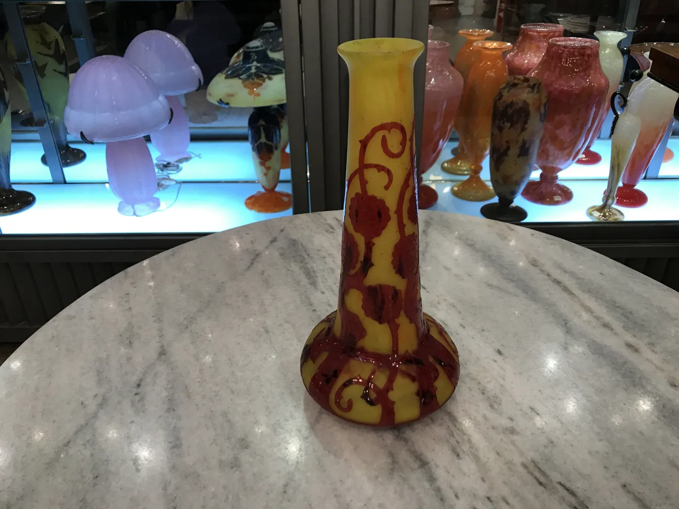 古董签名玻璃 Le Verre，装饰有红色和黄色图案。