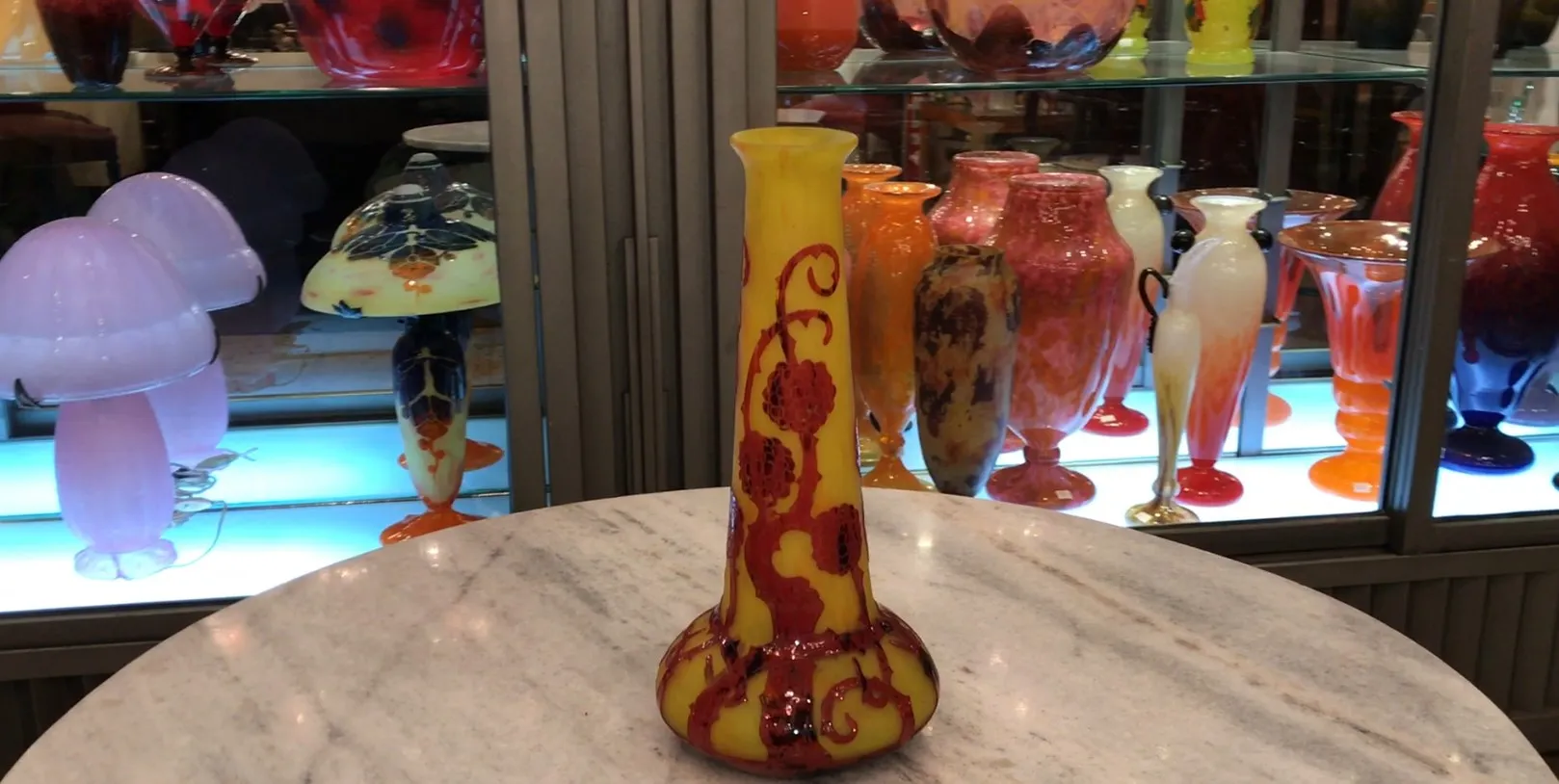 vase ancien avec décoration rouge sur fond jaune, faisant partie d'une collection