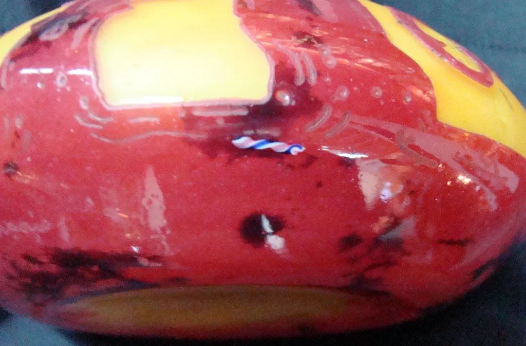 Antiguo vidrio firmado Le Verre con tonos rojos y amarillos