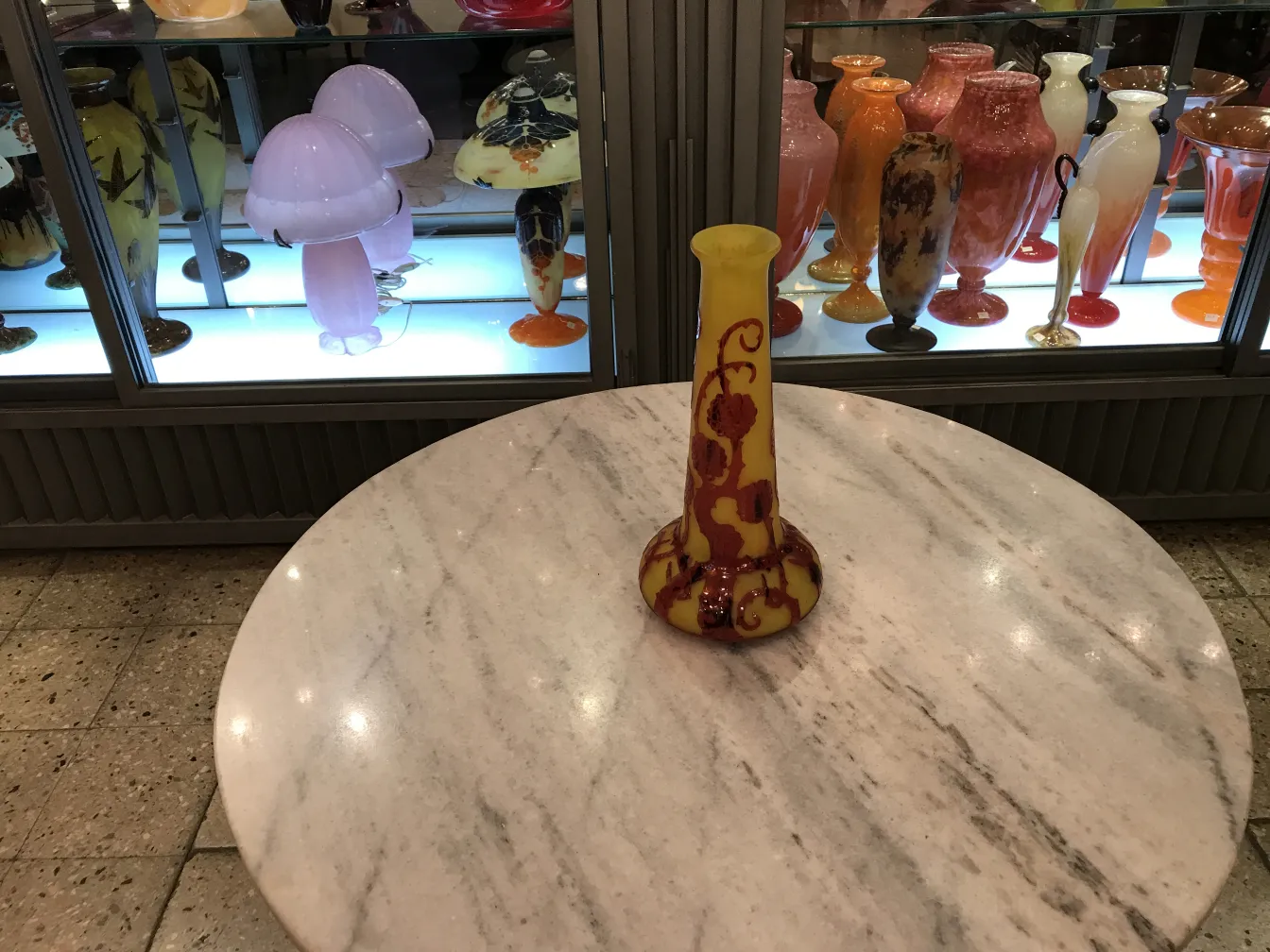 古董签名玻璃花瓶Le Verre，装饰性，黄色和红色，展示在橱柜里