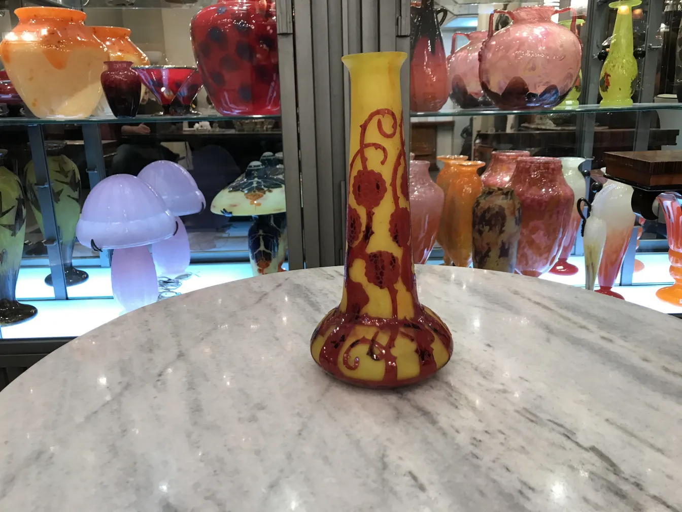 vase in vetro giallo con decorazione rossa, antiquariato in mostra