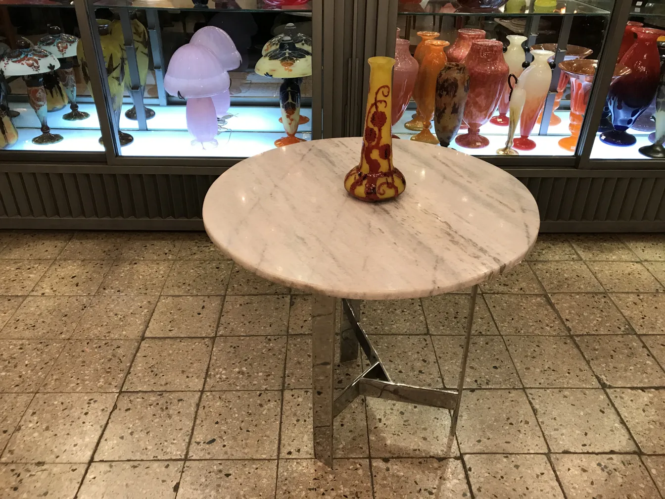 Antico vaso in vetro firmato Le Verre su un tavolo rotondo