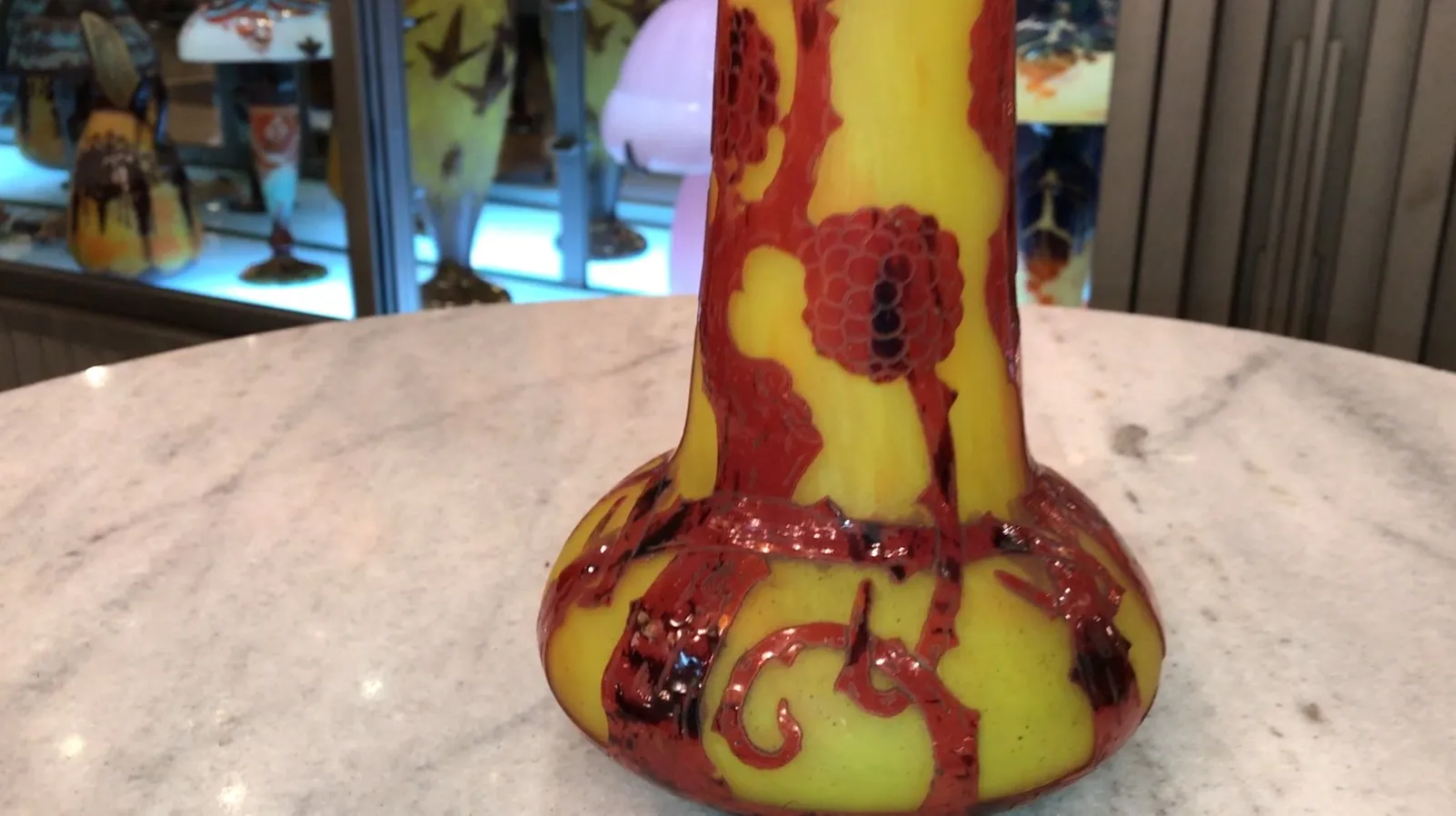 Vidrio firmado antiguo Le Verre con diseño en amarillo y rojo.