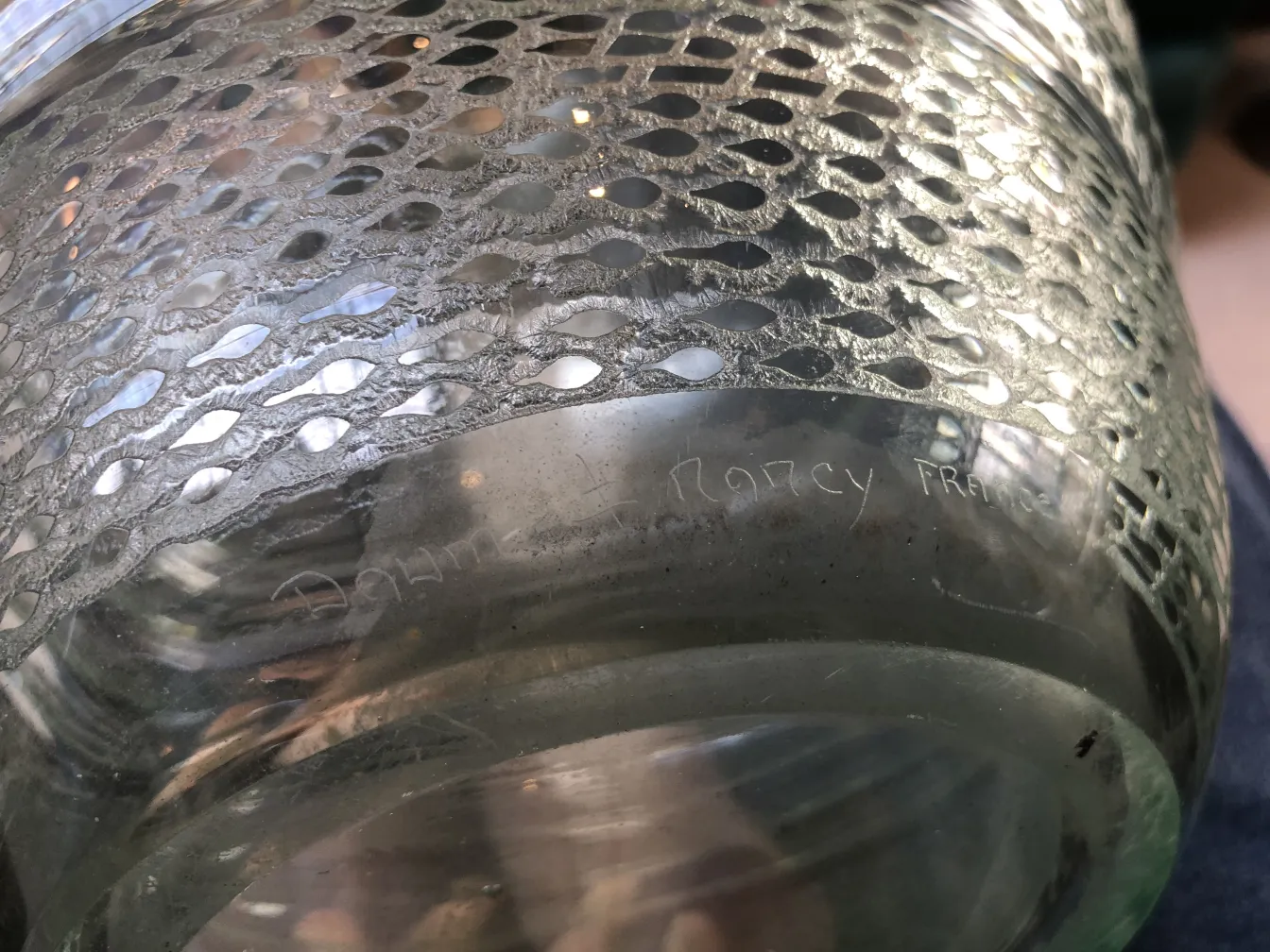 Verre ancien signé Daum Nancy avec un design unique