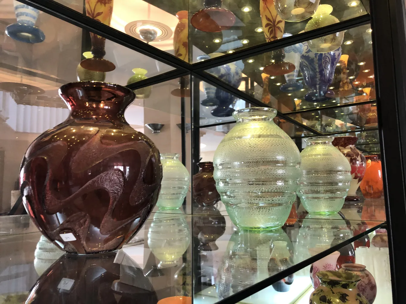 Vase aus signiertem Glas mit flüssigen Designs in der Vitrine
