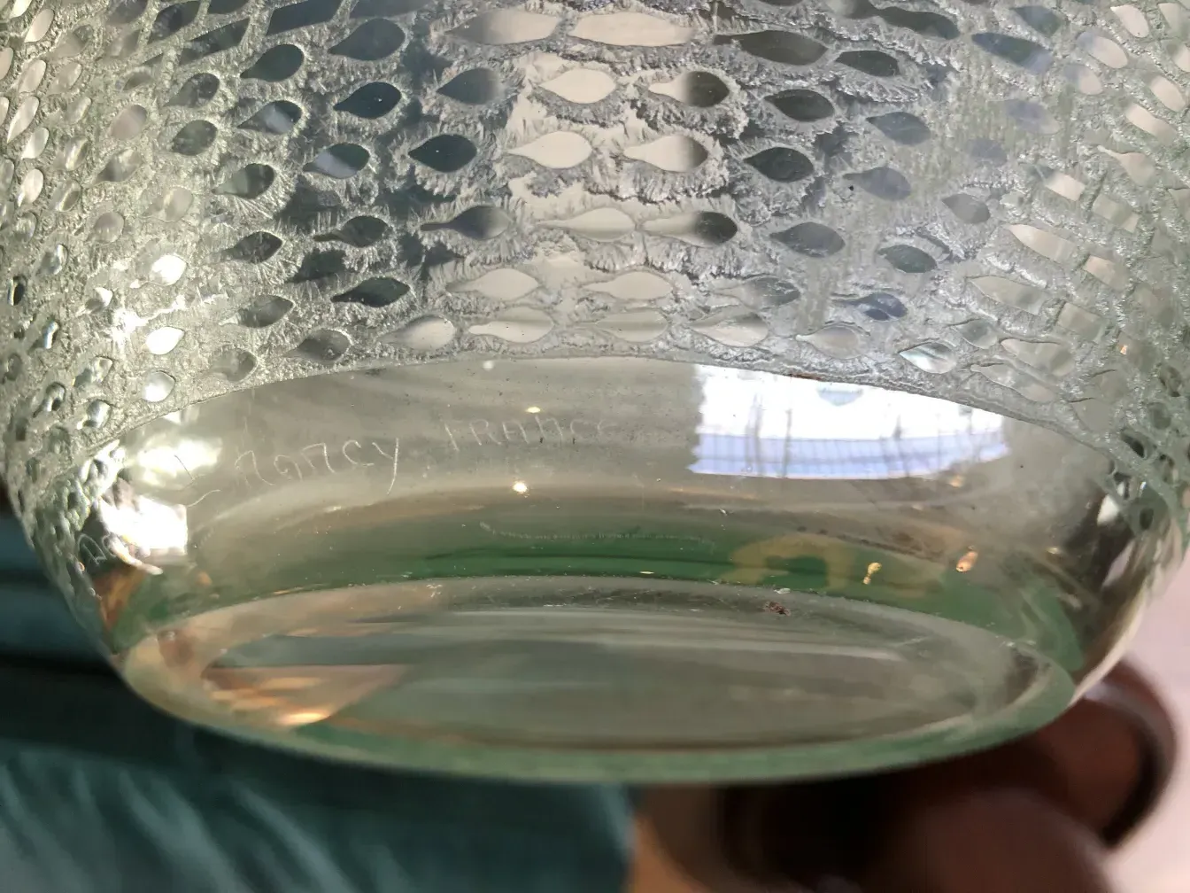 Verre ancien signé Daum Nancy avec des détails complexes.