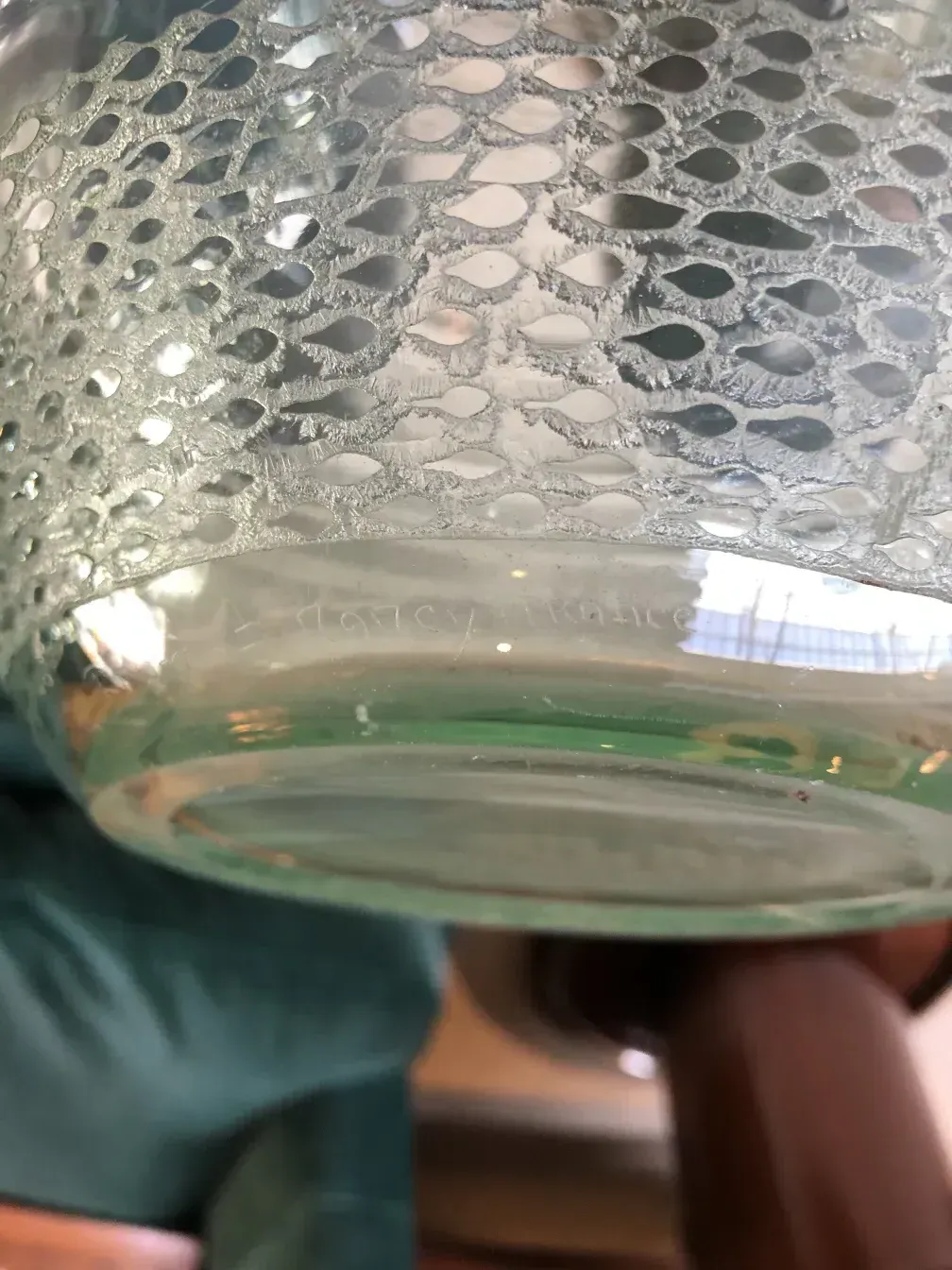 古董签名玻璃（Daum Nancy）有装饰图案。