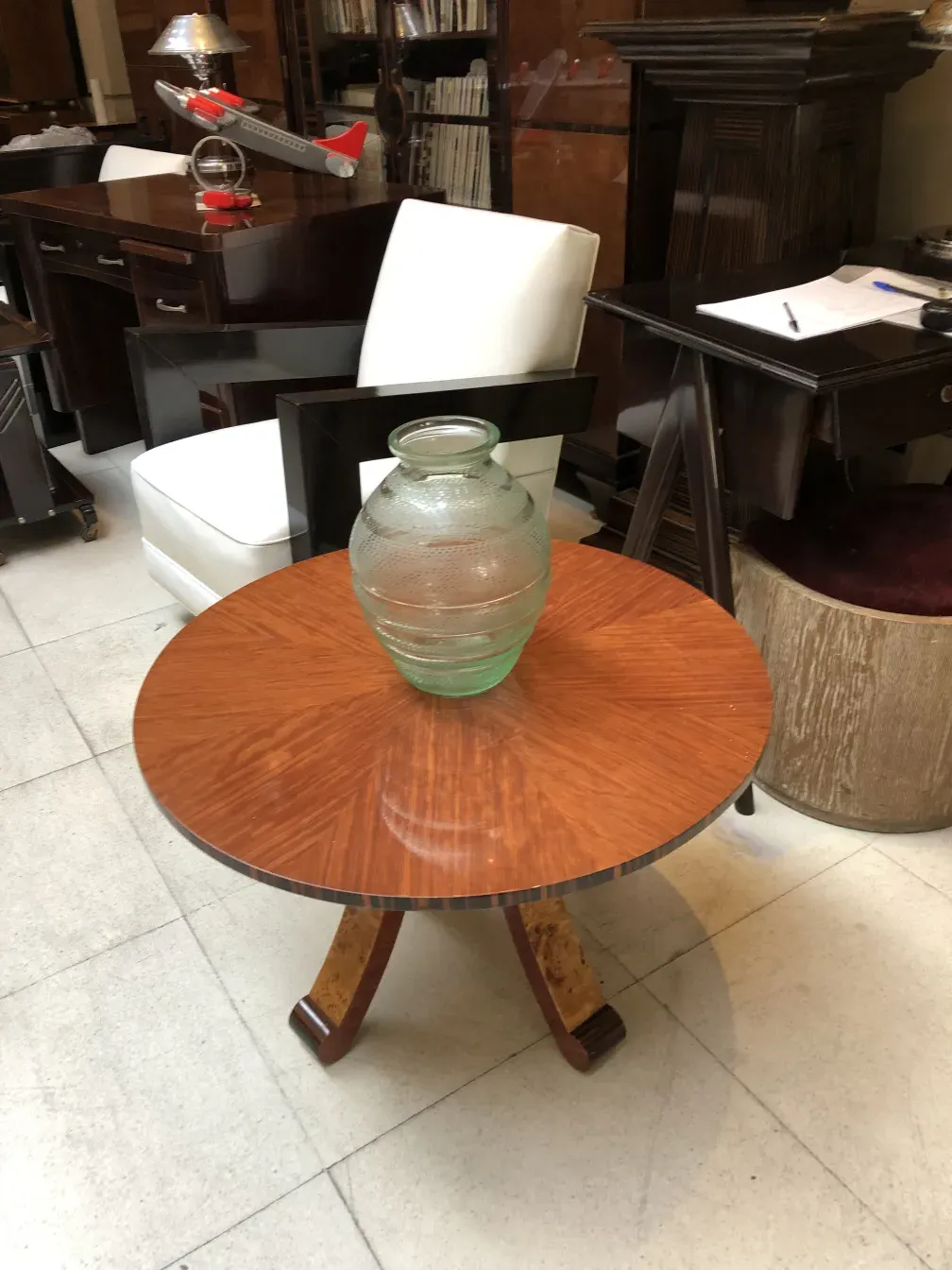 Antikes signiertes Glas von Daum Nancy auf einem Holztisch