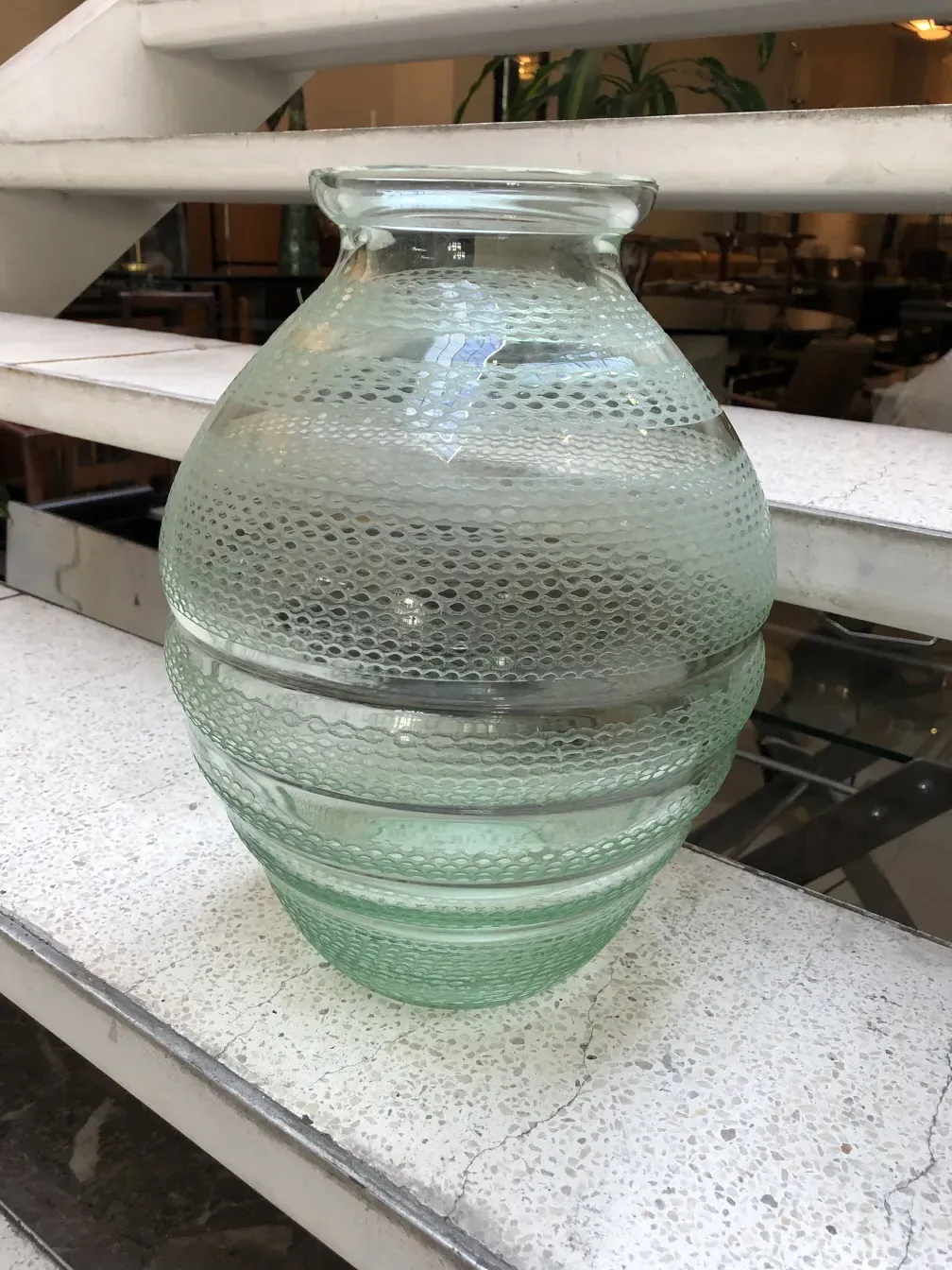 Antikes signiertes Glas Daum Nancy in Grüntönen mit einzigartigem Design.