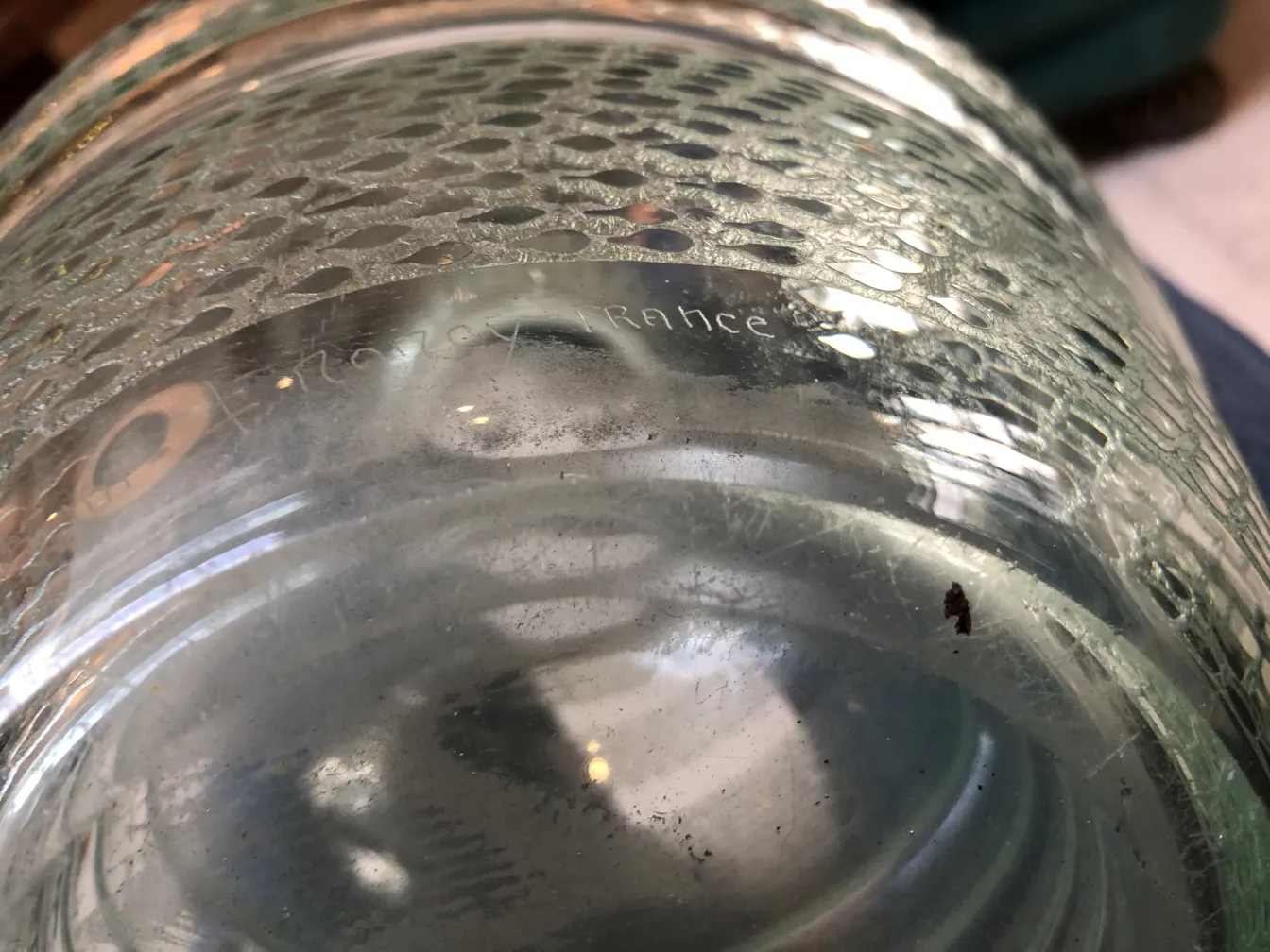 Verre antique signé Daum Nancy avec texture unique et éclat subtil.