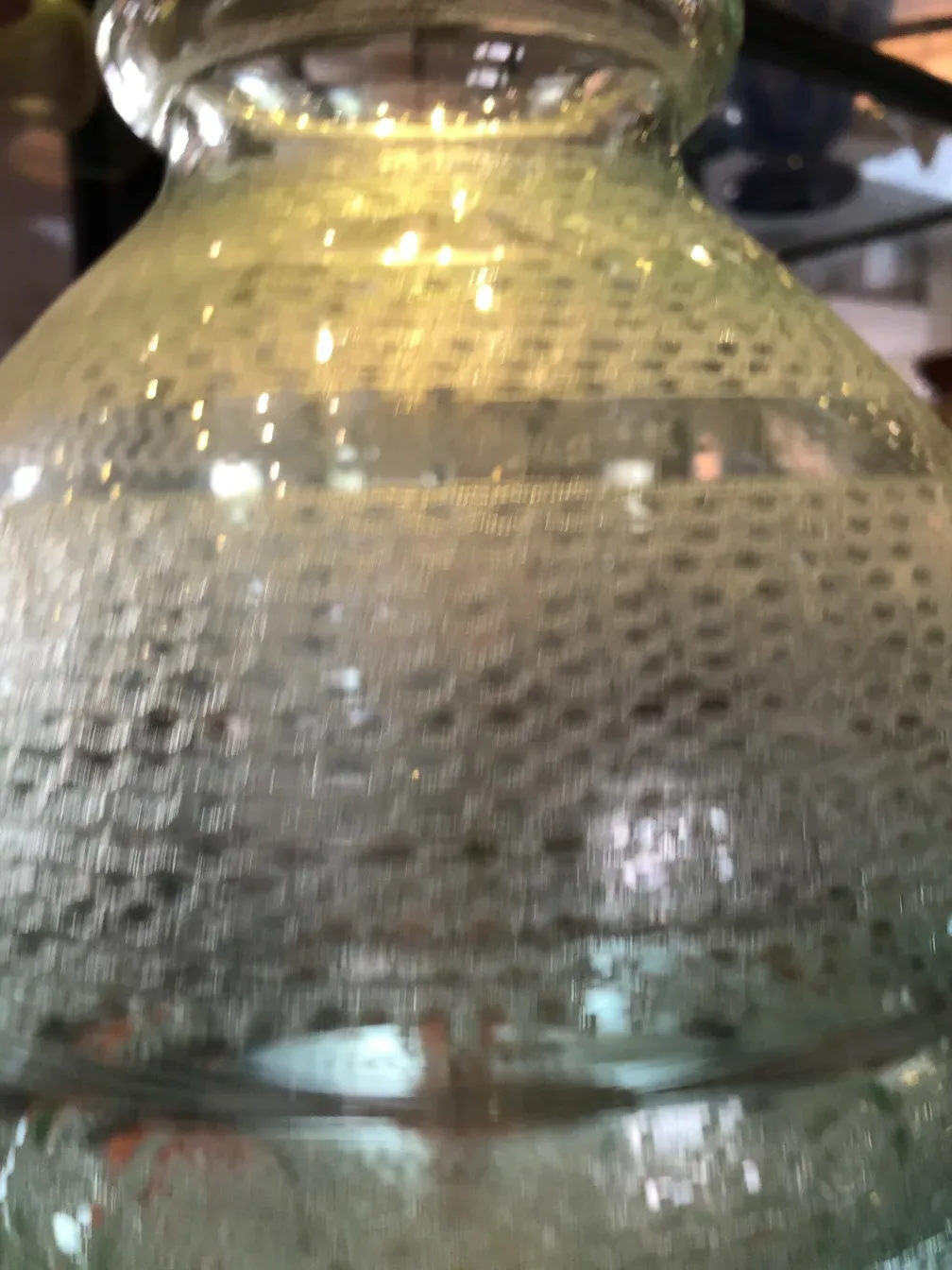 Signiertes Glas von Daum Nancy mit strukturierten Oberflächen und reflektiertem Licht