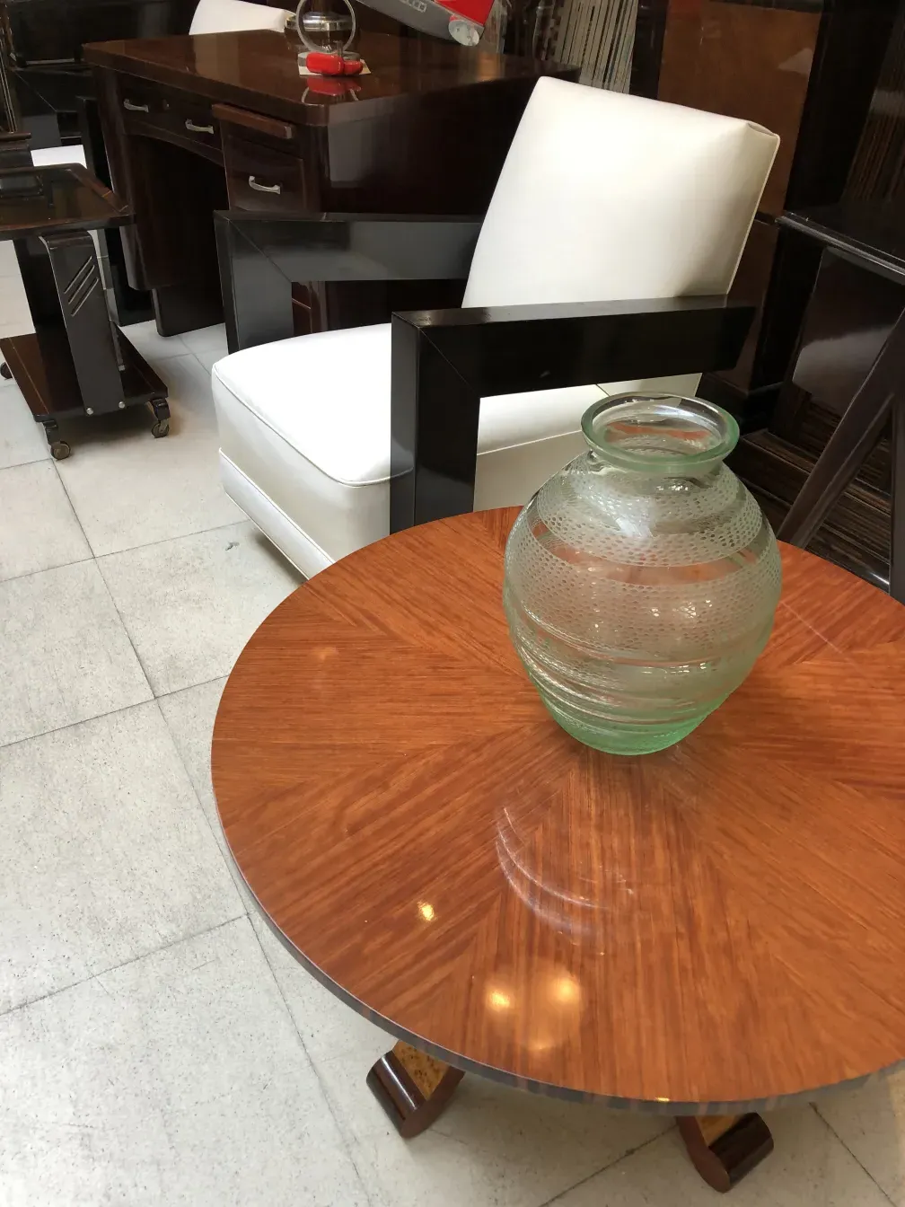 Vidrio firmado por Daum Nancy en una mesa de madera, con sillas blancas de fondo.