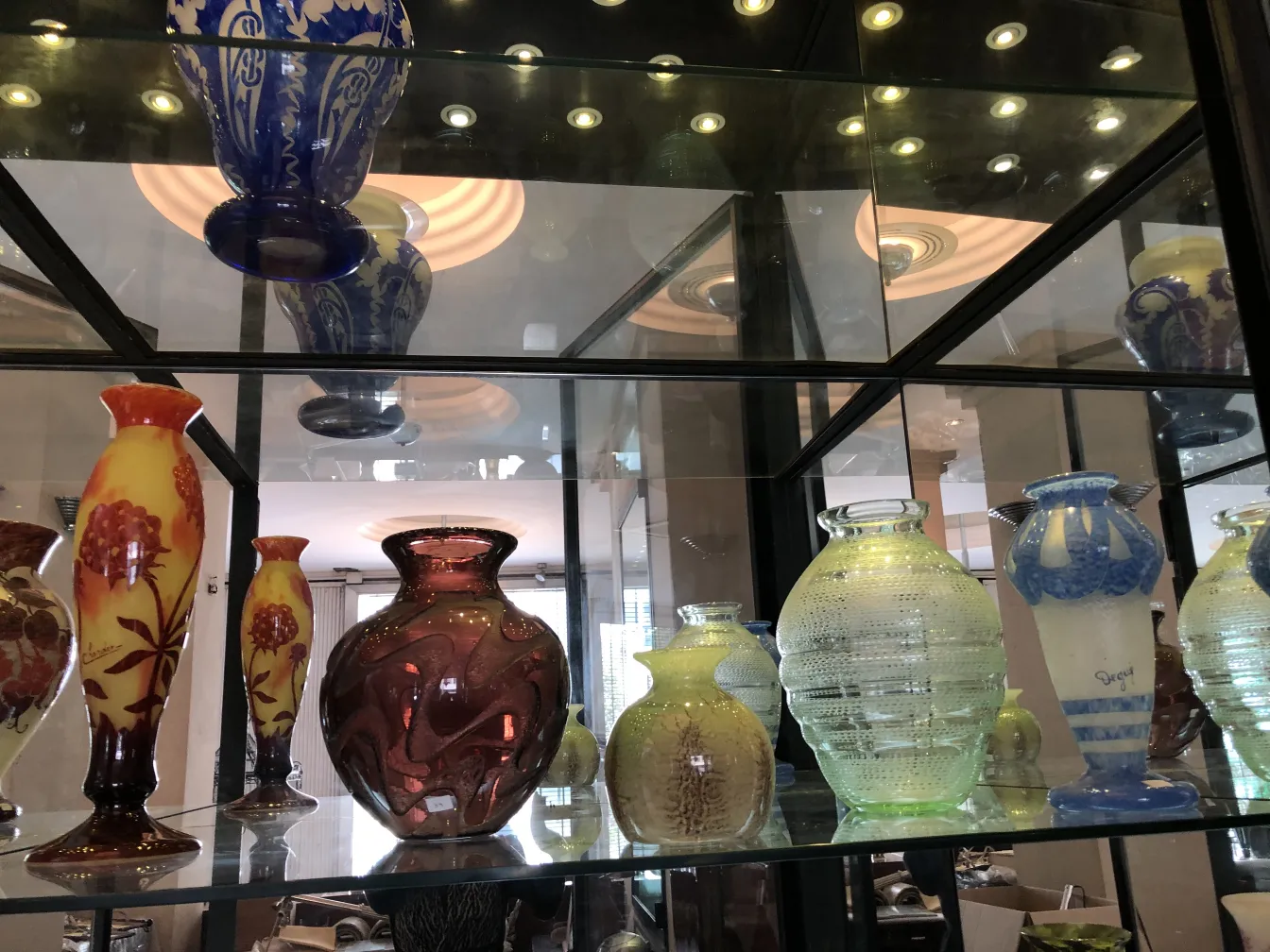 古い花模様のガラス瓶のコレクション