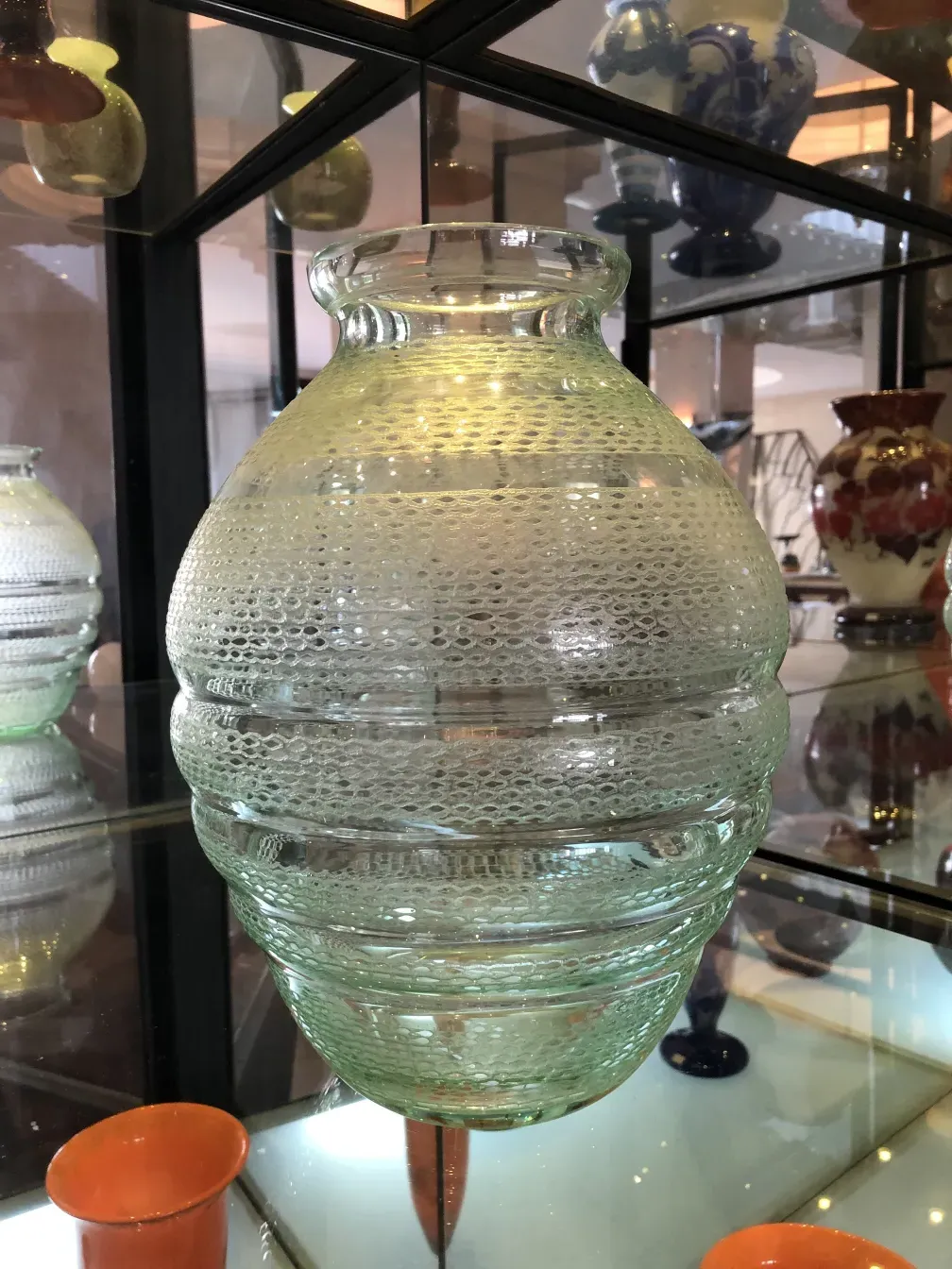 Signiertes Glas von Daum Nancy mit markantem Design in antikem Ambiente.