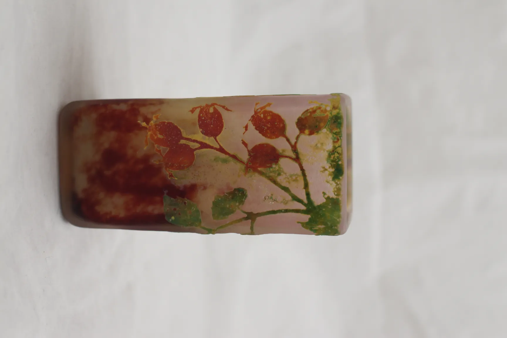 Verre signé Daum Nancy ancien avec un motif botanique en marron et vert.