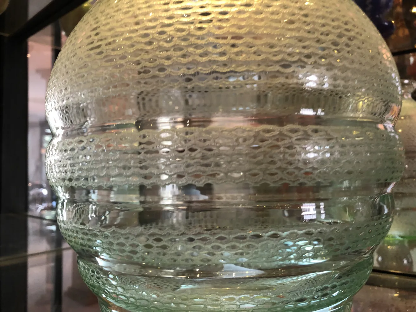 vetro antico con texture unica e firma, ambiente artistico