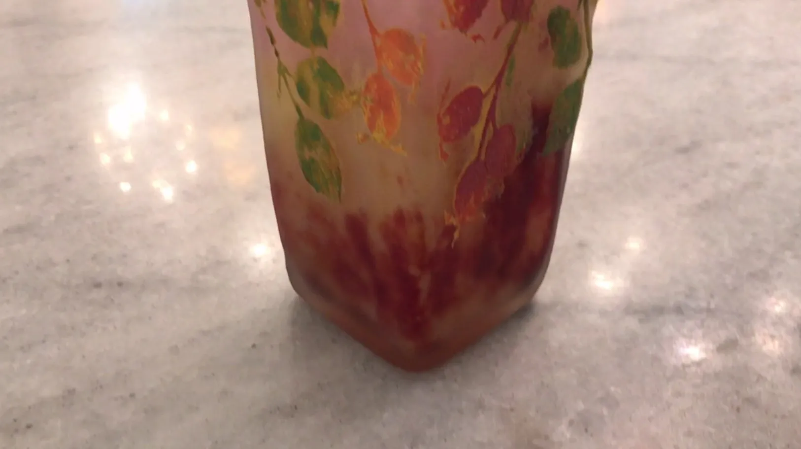 Vidrio firmado Daum Nancy con hojas en tonos rojos y verdes