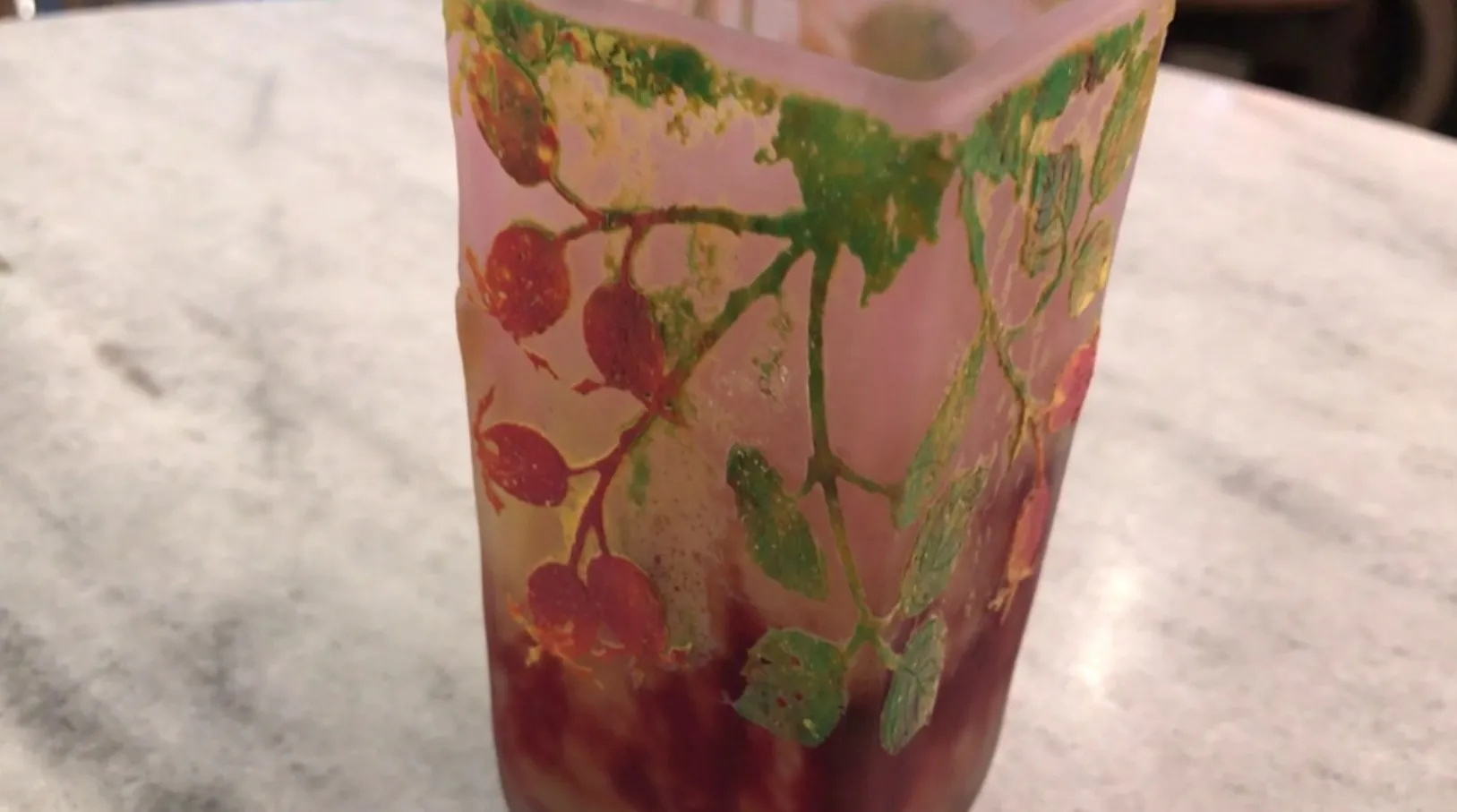 Vidrio antiguo firmado Daum Nancy con detalles de color