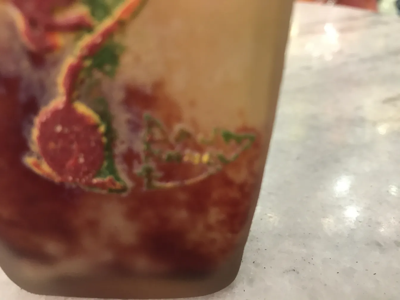 Antikes signiertes Glas von Daum Nancy mit bunten Motiven.