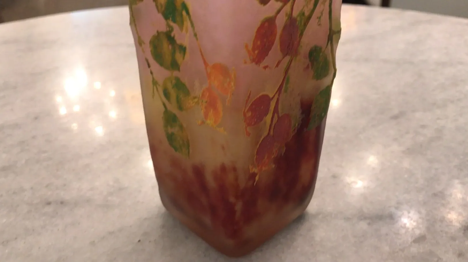 古董签名玻璃达姆南希，装饰以柔和的花卉设计。