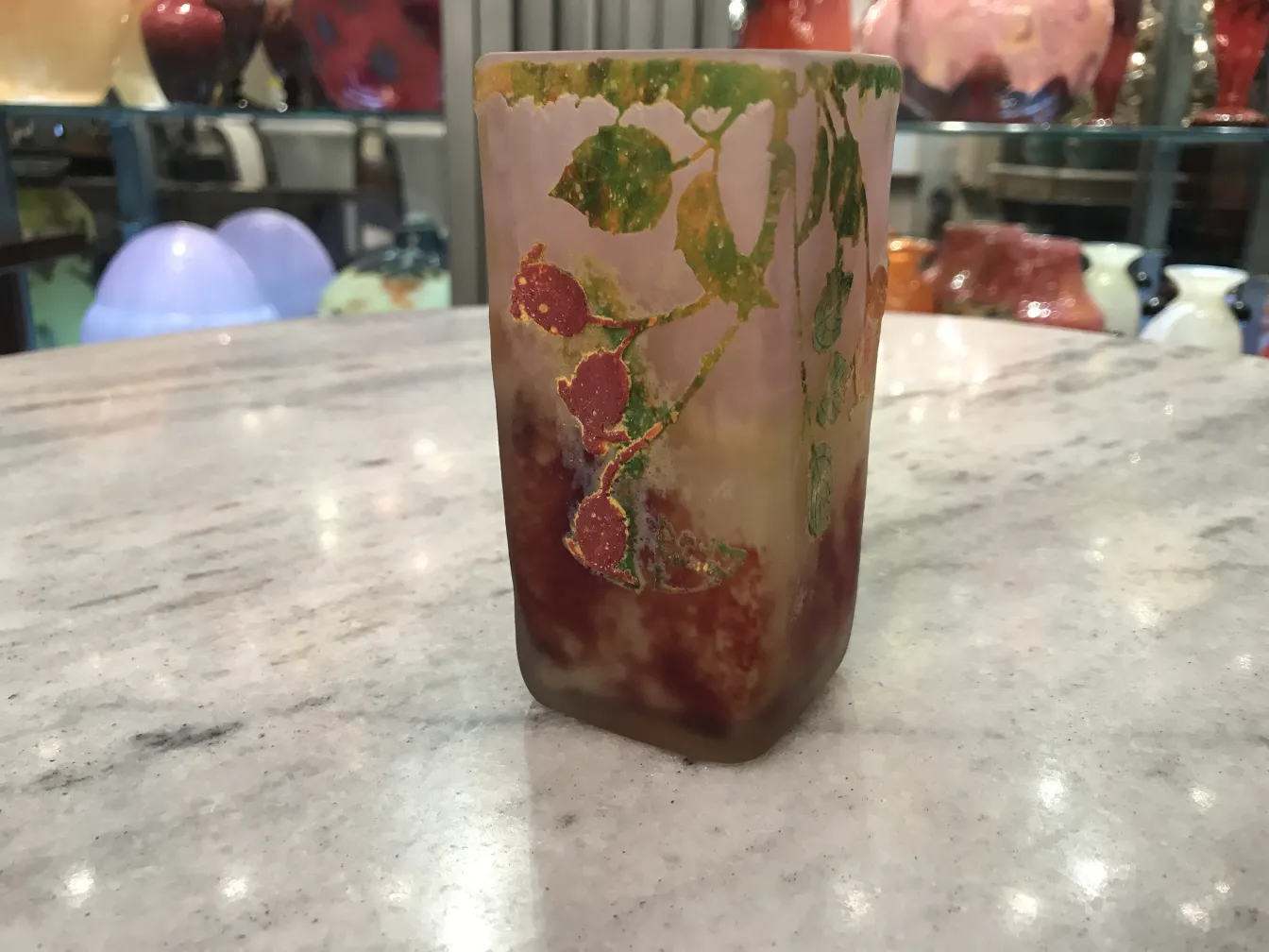 vidrio antiguo con diseño de hojas y frutos