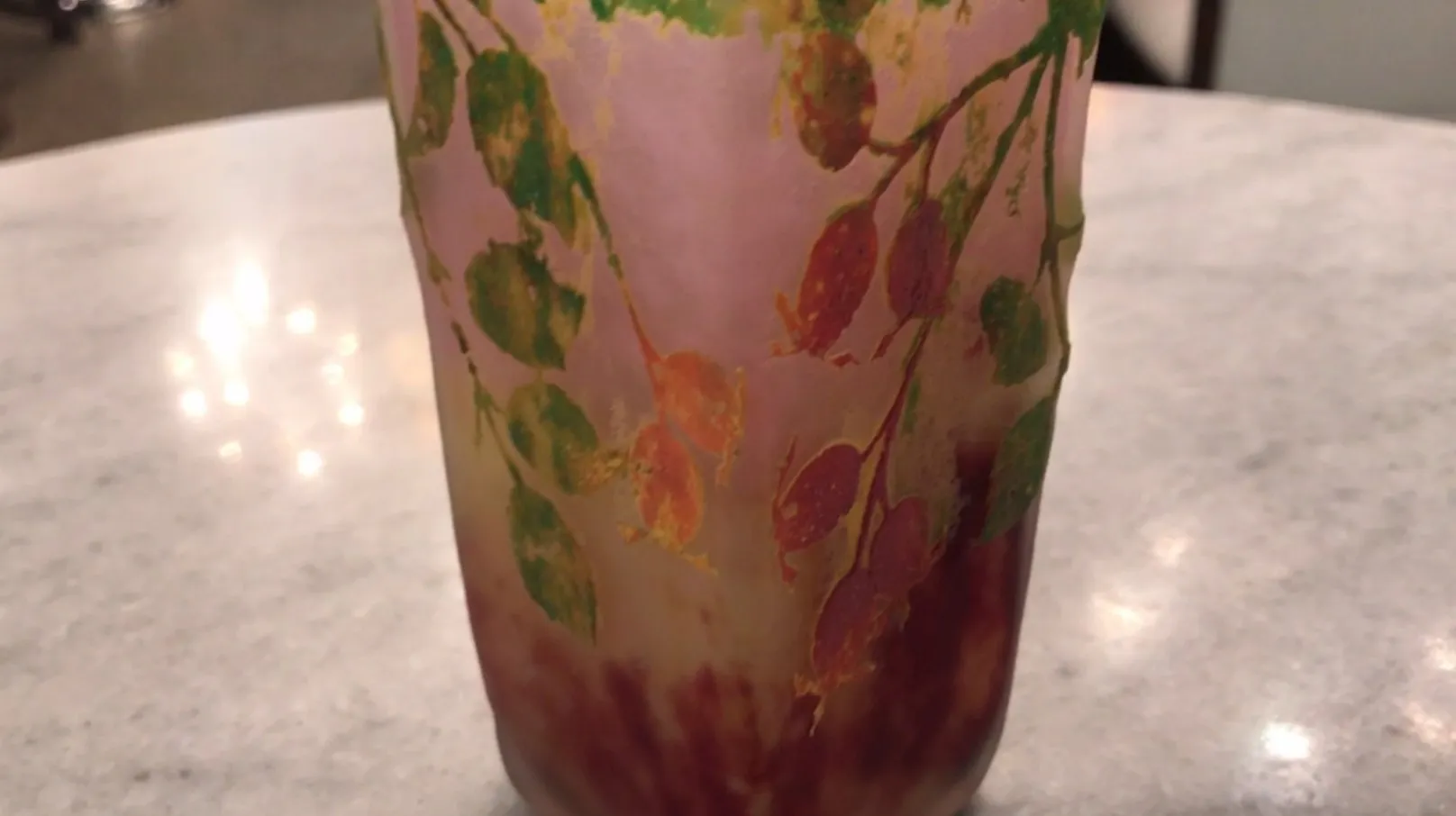 Antikes signiertes Glas Daum Nancy mit grünen und rosa Blättern