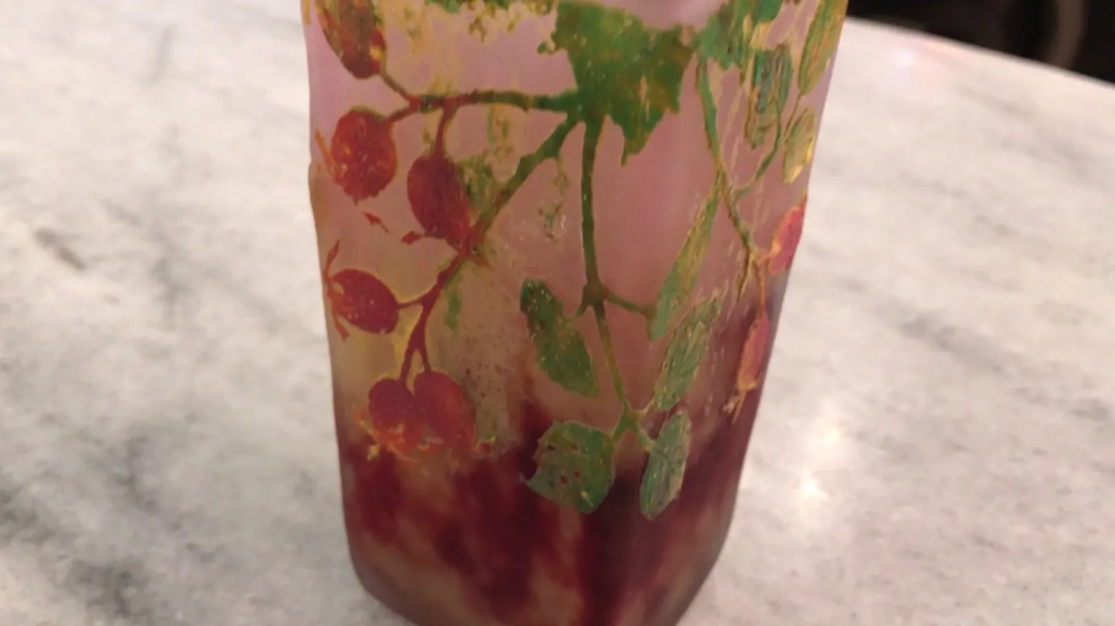 Verre ancien décoré de feuilles et de fruits aux tons chauds